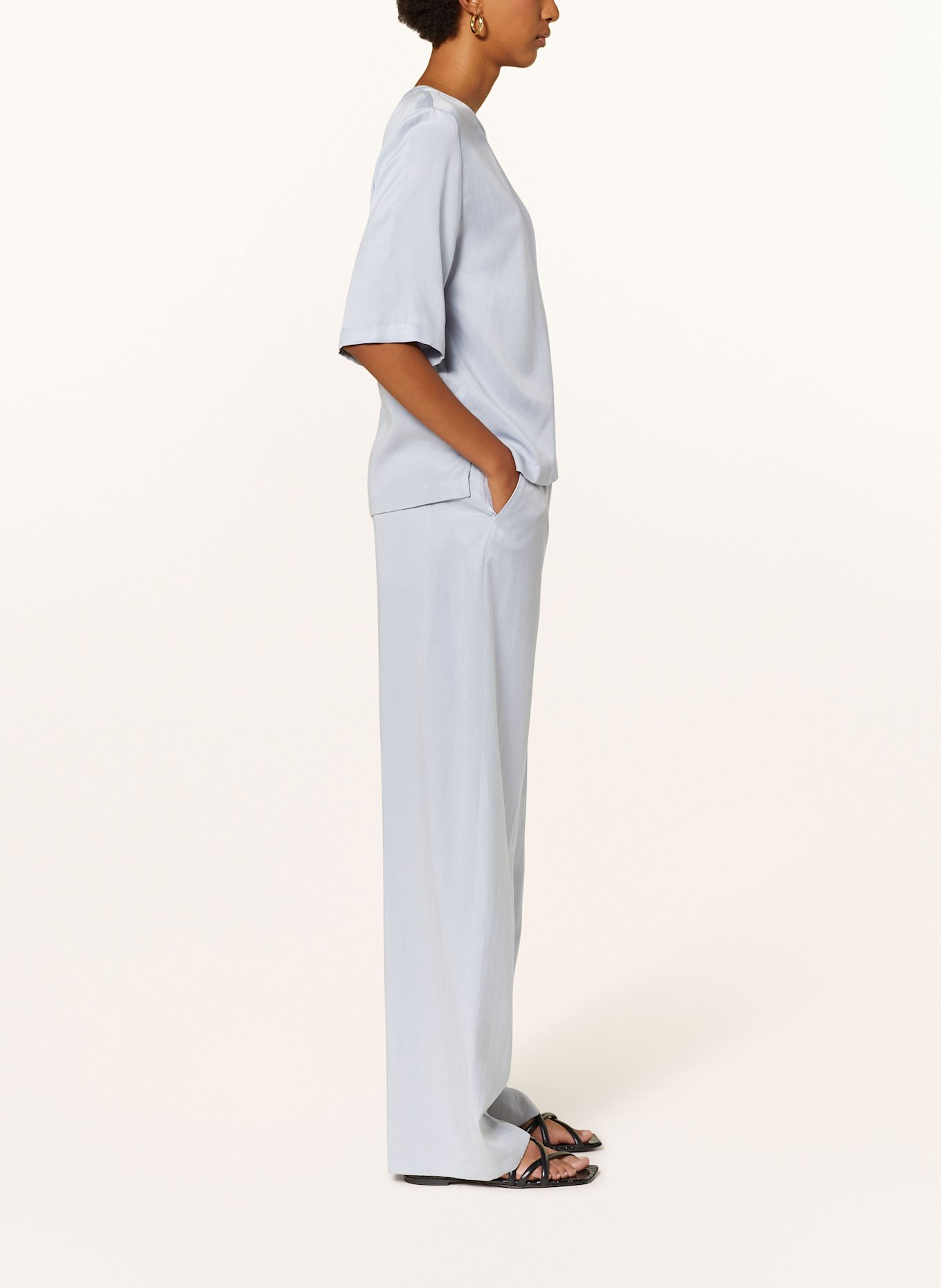 DRYKORN Marlenehose CONSIDER aus Satin: HELLBLAU