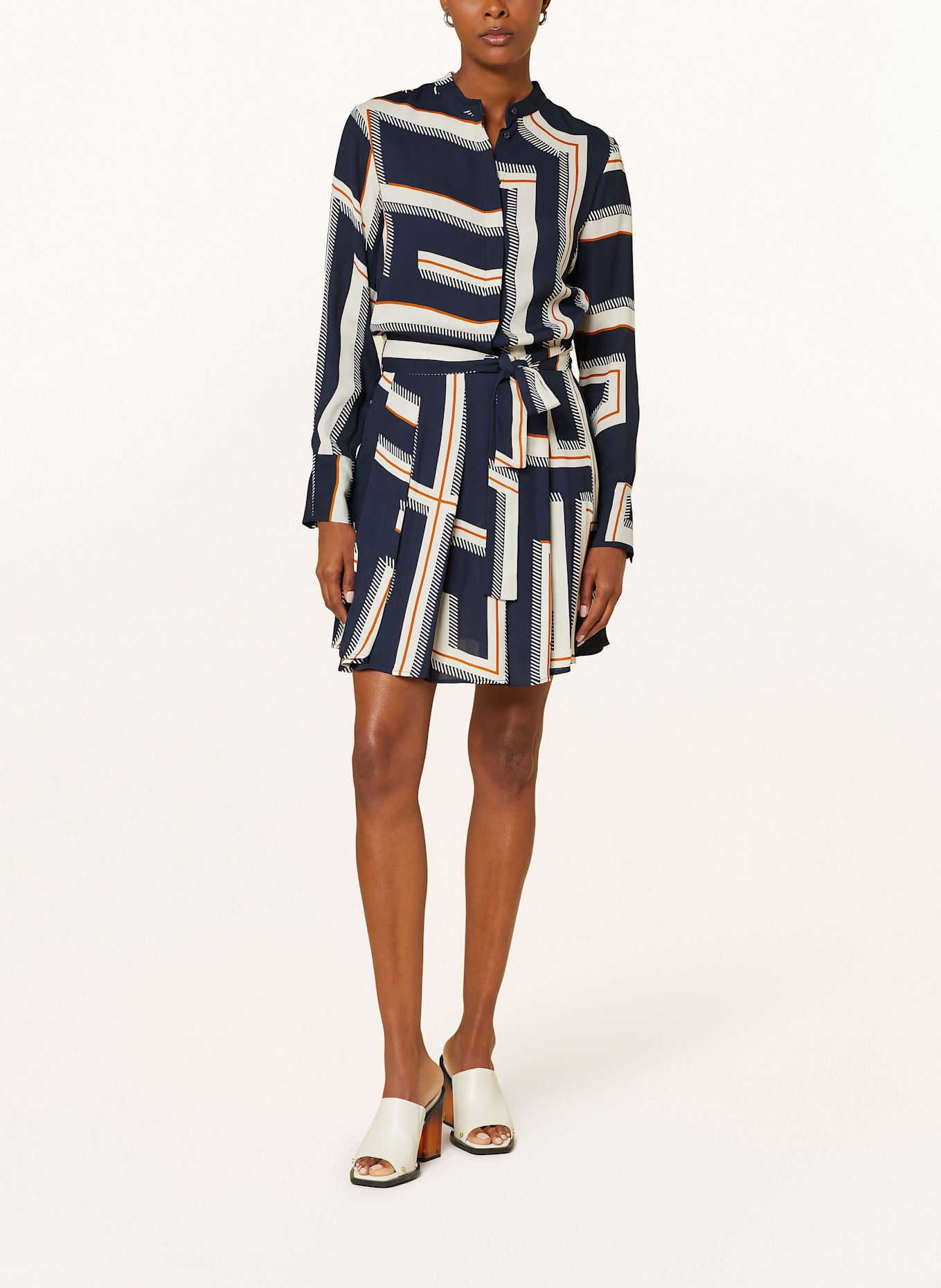 REISS Šaty CIARA: TMAVĚ MODRÁ / KRÉMOVÁ / KOŇAKOVÁ