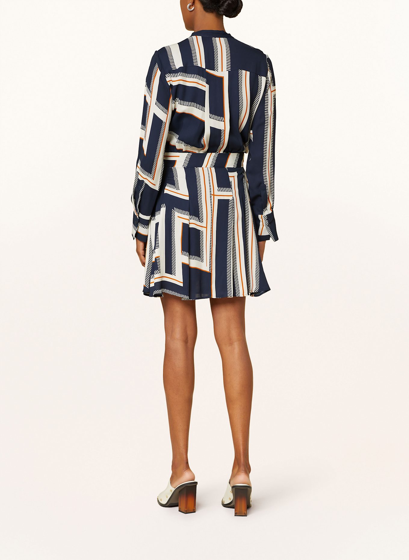 REISS Šaty CIARA: TMAVĚ MODRÁ / KRÉMOVÁ / KOŇAKOVÁ