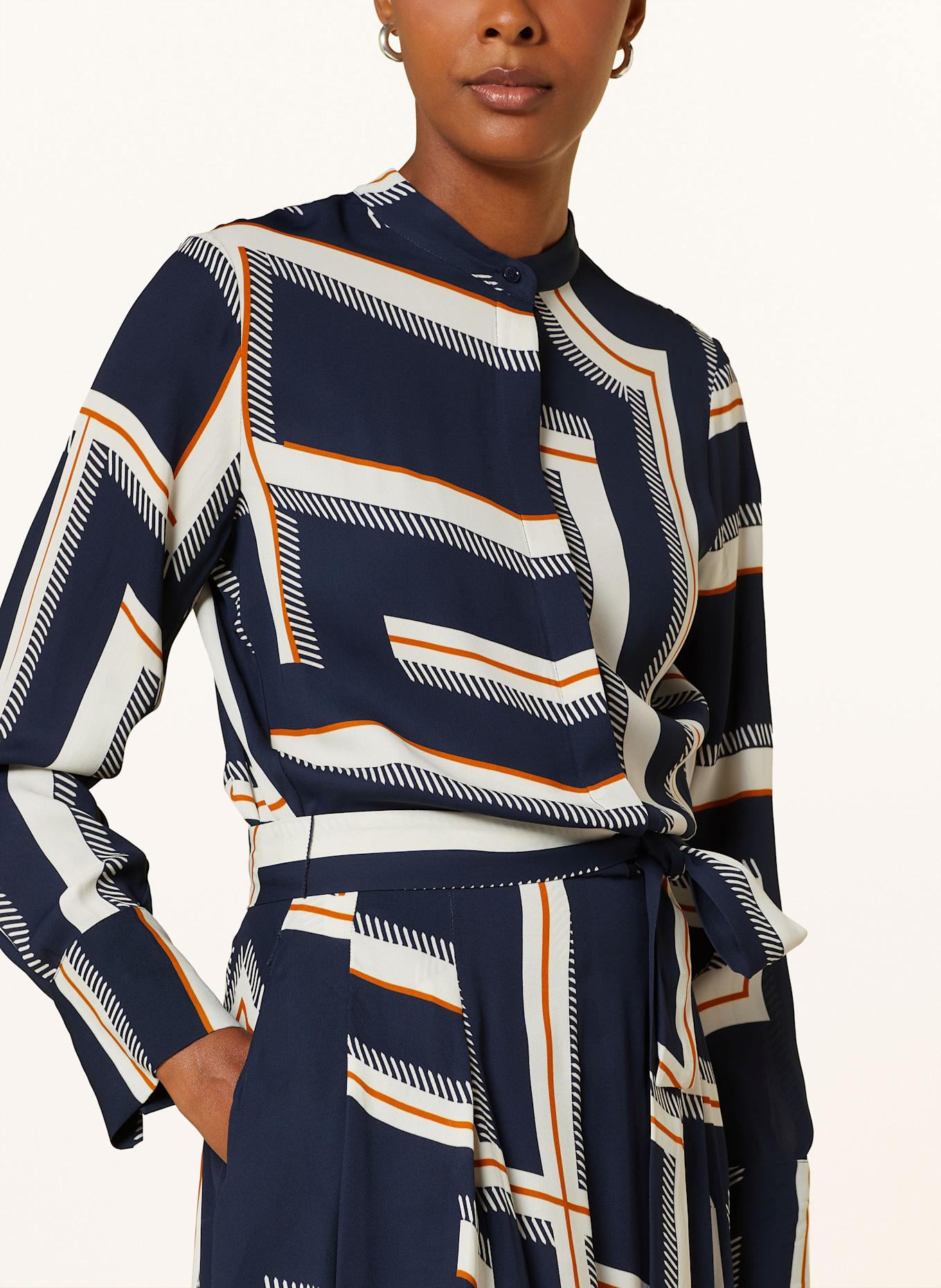 REISS Šaty CIARA: TMAVĚ MODRÁ / KRÉMOVÁ / KOŇAKOVÁ