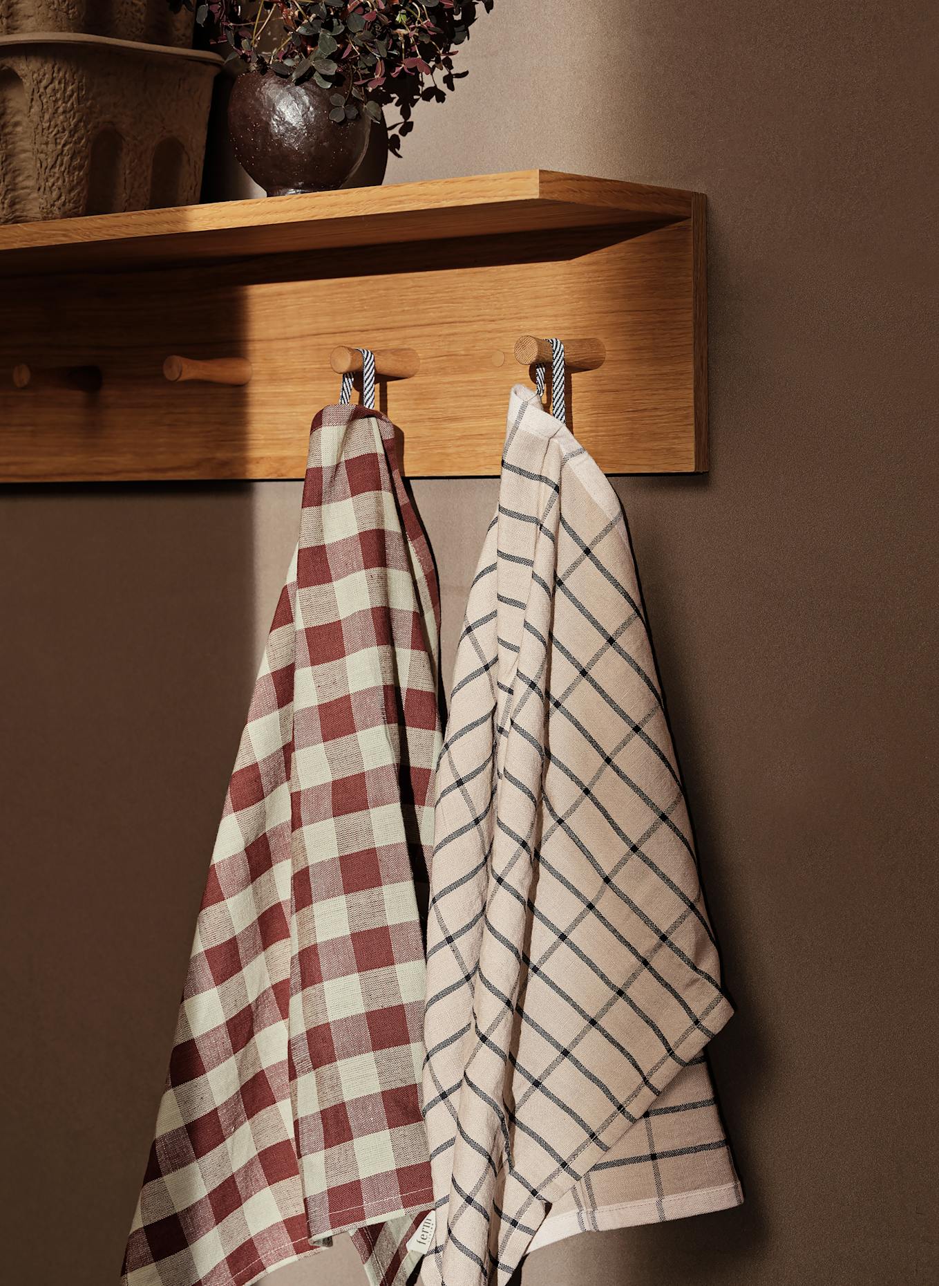 Ferm LIVING Geschirrtuch HALE mit Leinen: BEIGE / SCHWARZ