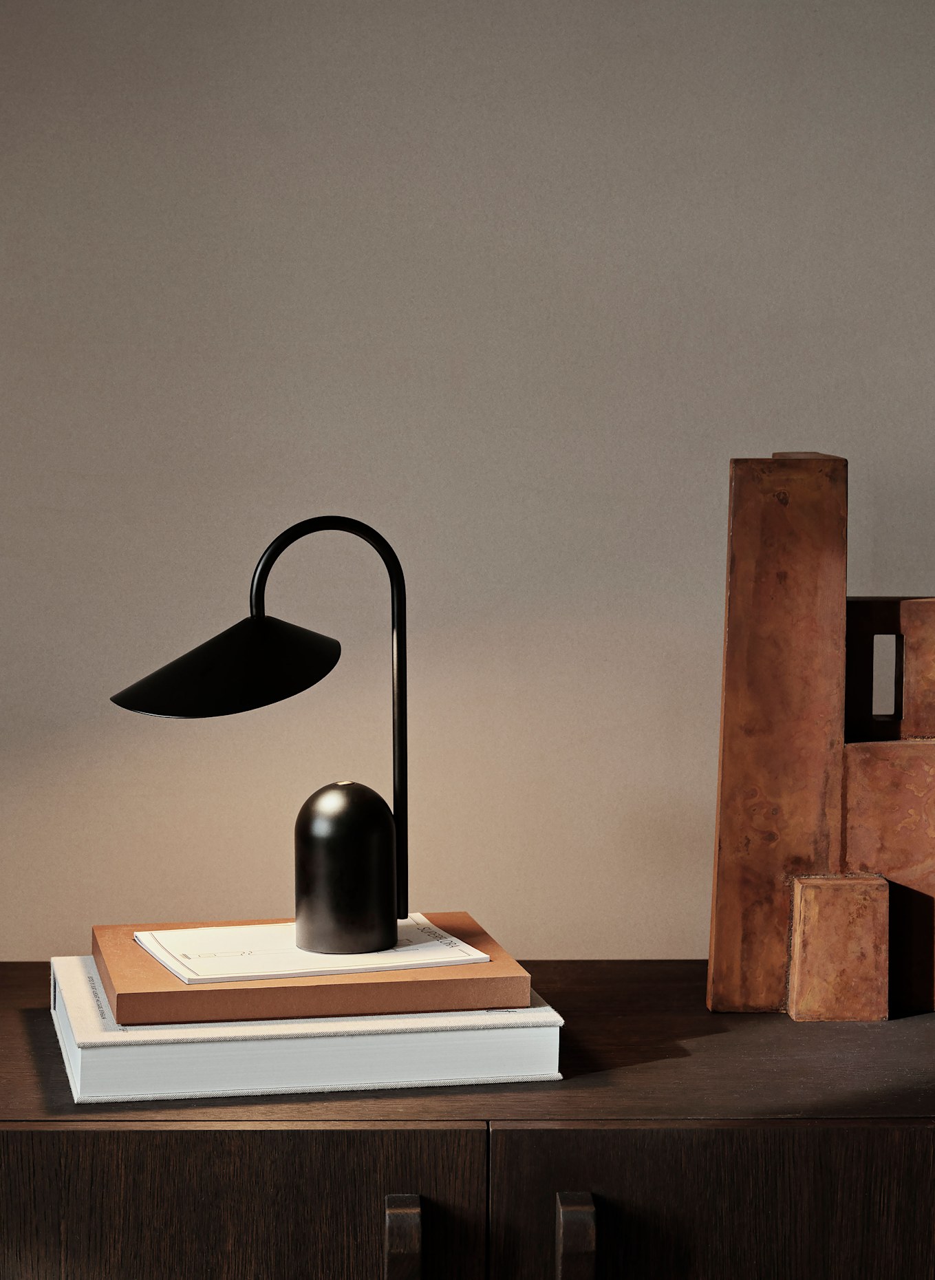 Ferm LIVING Lampa stołowa ARUM: CZARNY