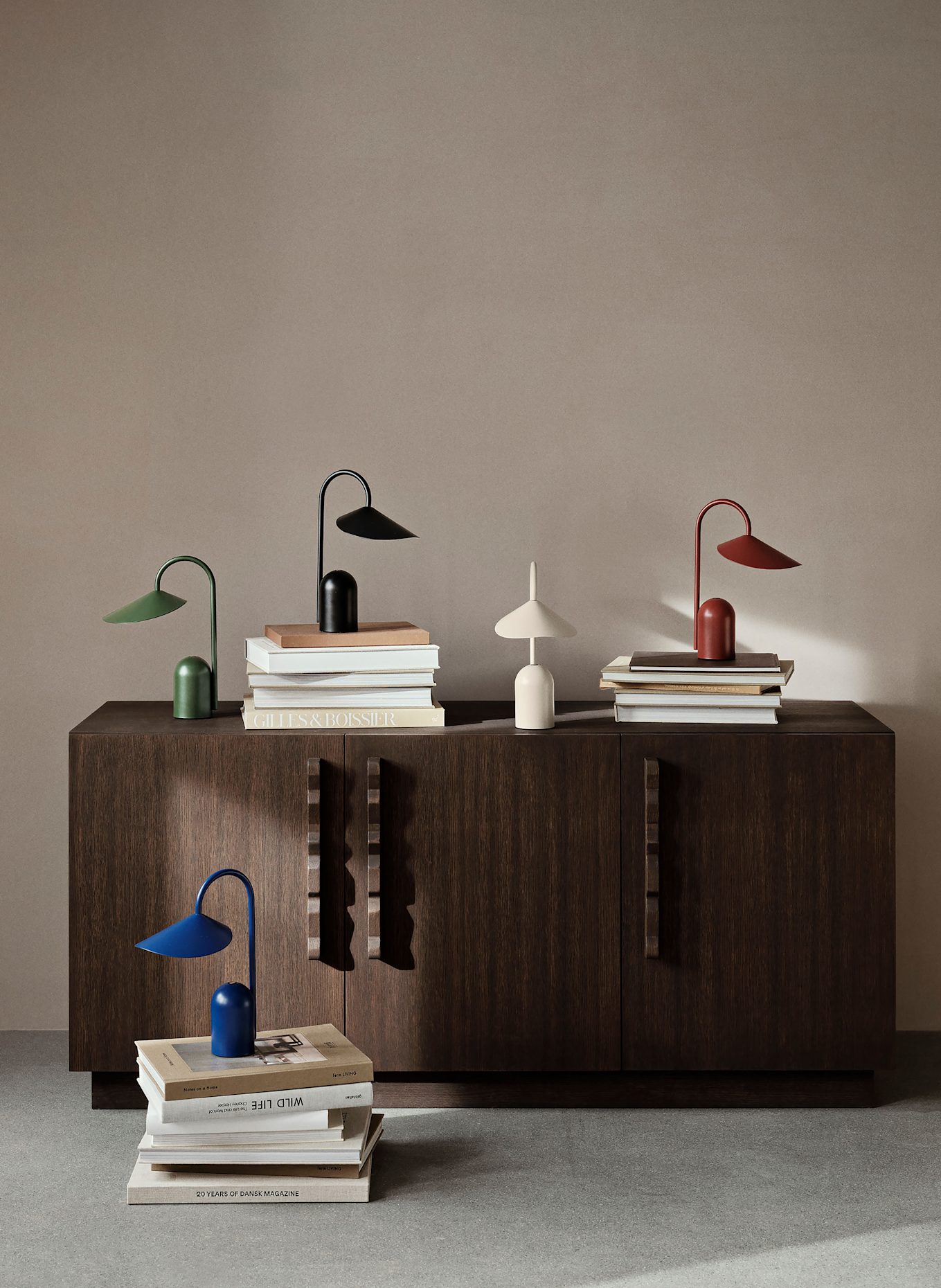 Ferm LIVING Lampa stołowa ARUM: OLIWKOWY