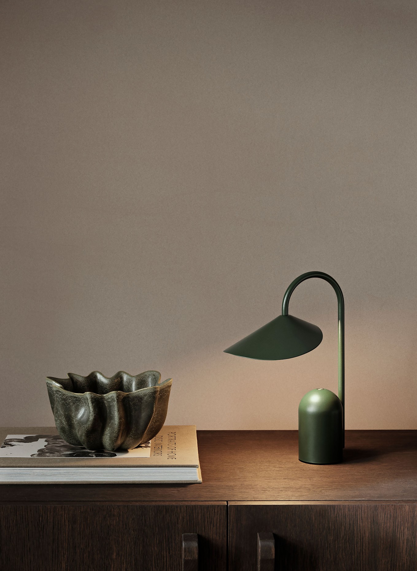 Ferm LIVING Lampa stołowa ARUM: OLIWKOWY