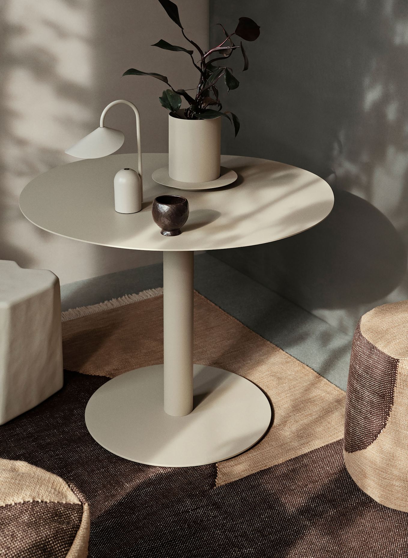 Ferm LIVING Lampa stołowa ARUM: KREMOWY