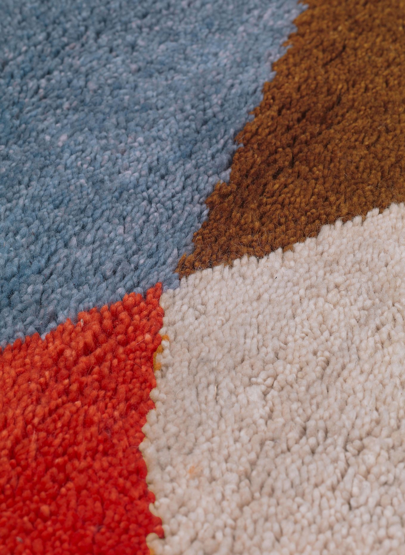 Ferm LIVING Dywan HARLEQUIN: JASNONIEBIESKI / CZERWONY / BRĄZOWY