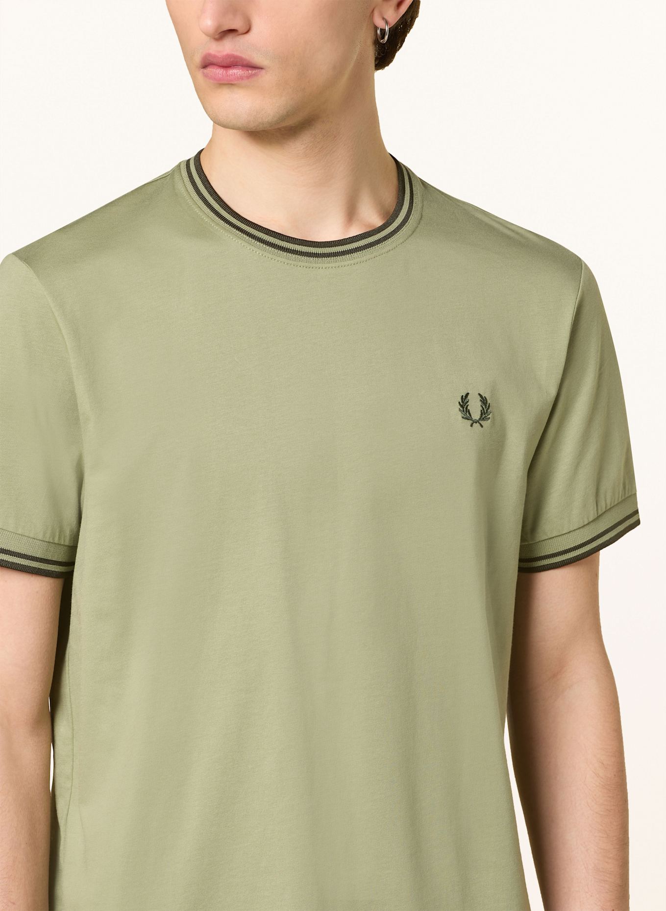 FRED PERRY T-Shirt: OLIV / DUNKELGRÜN