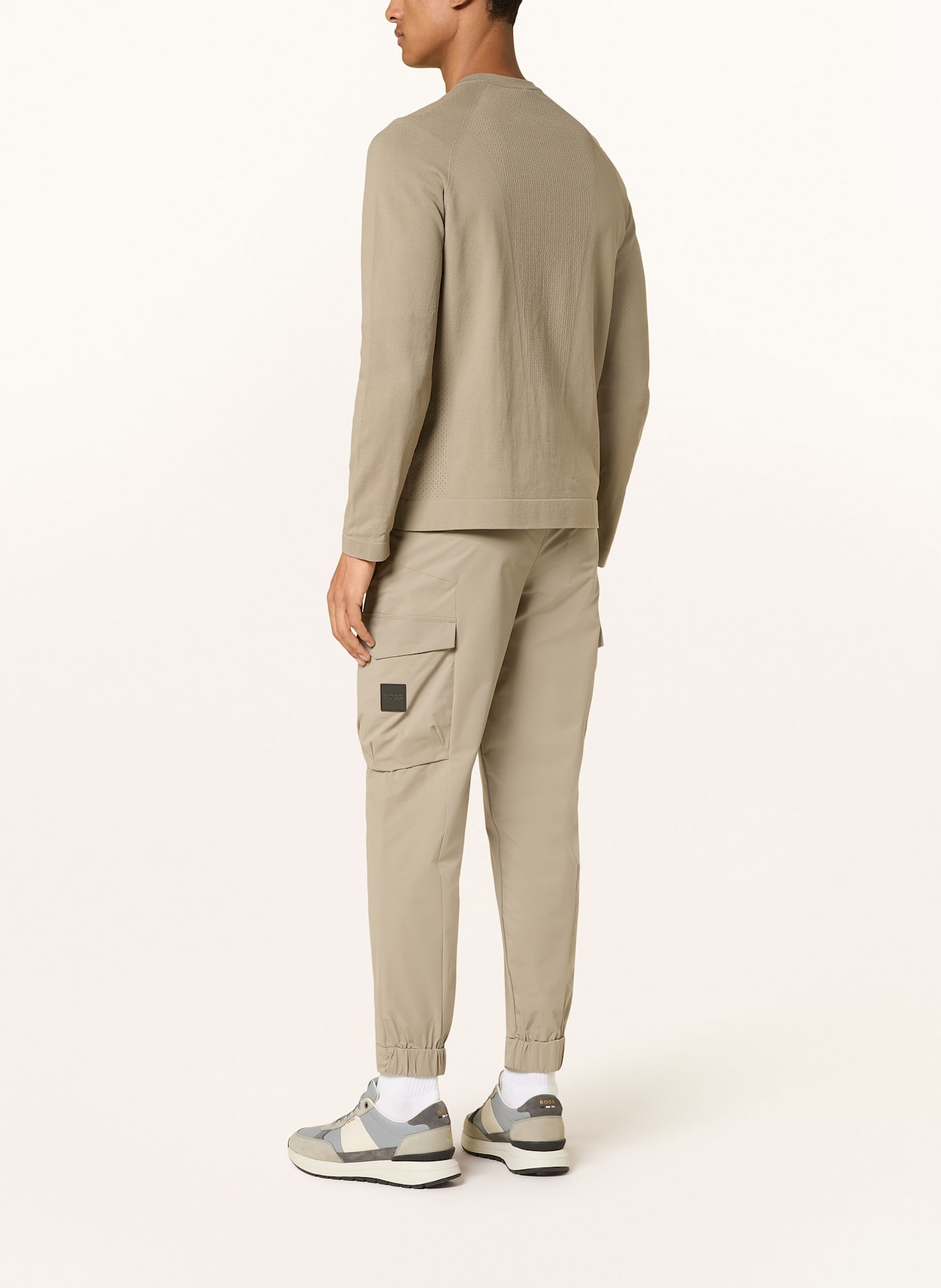 BOSS Cargo kalhoty v joggingovém stylu URBANEX Tapered Fit: KHAKI / ČERNOŠEDÁ