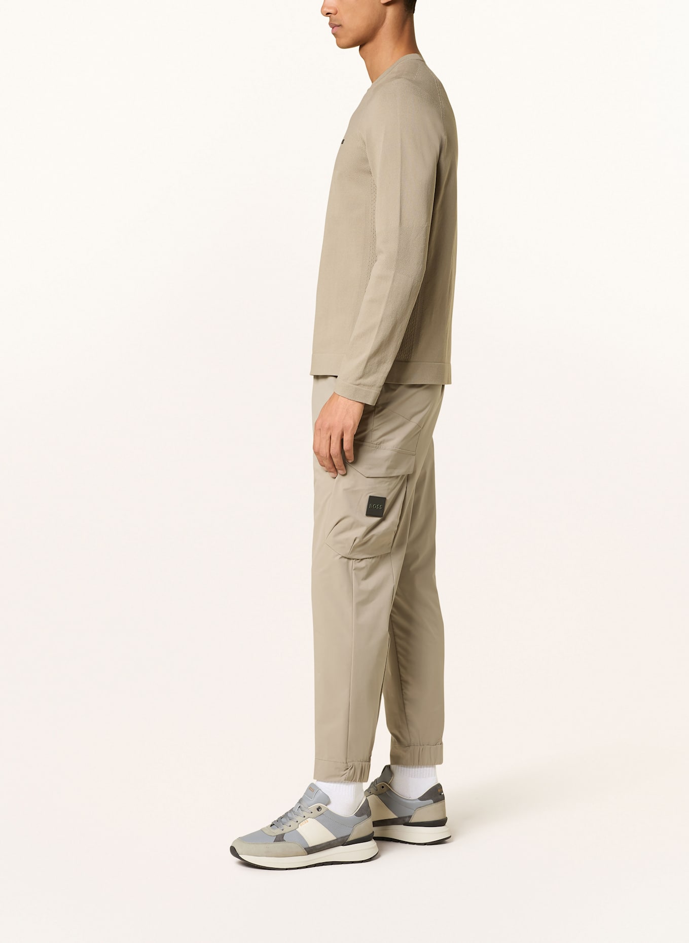 BOSS Cargo kalhoty v joggingovém stylu URBANEX Tapered Fit: KHAKI / ČERNOŠEDÁ