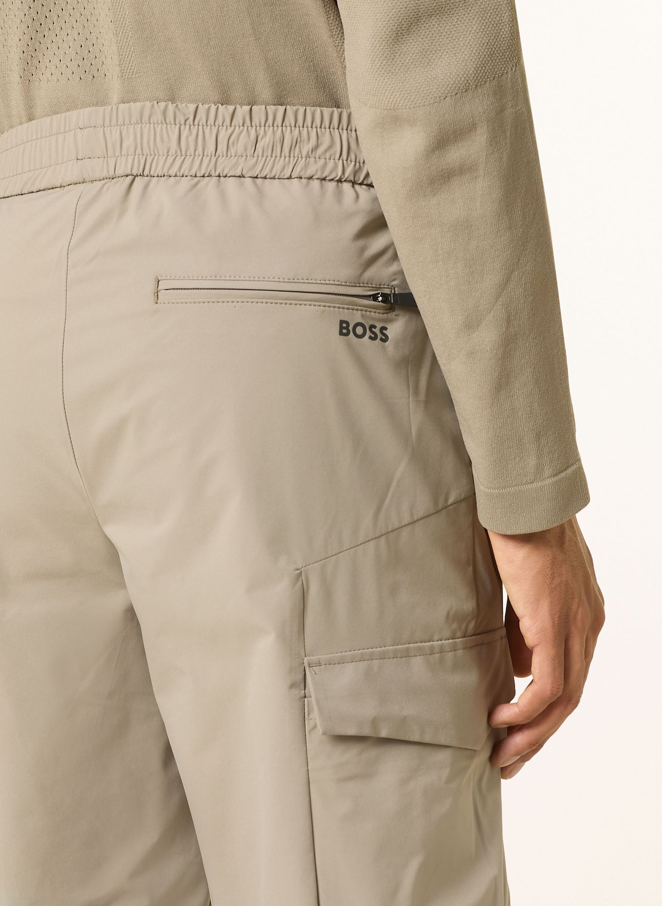 BOSS Cargo kalhoty v joggingovém stylu URBANEX Tapered Fit: KHAKI / ČERNOŠEDÁ
