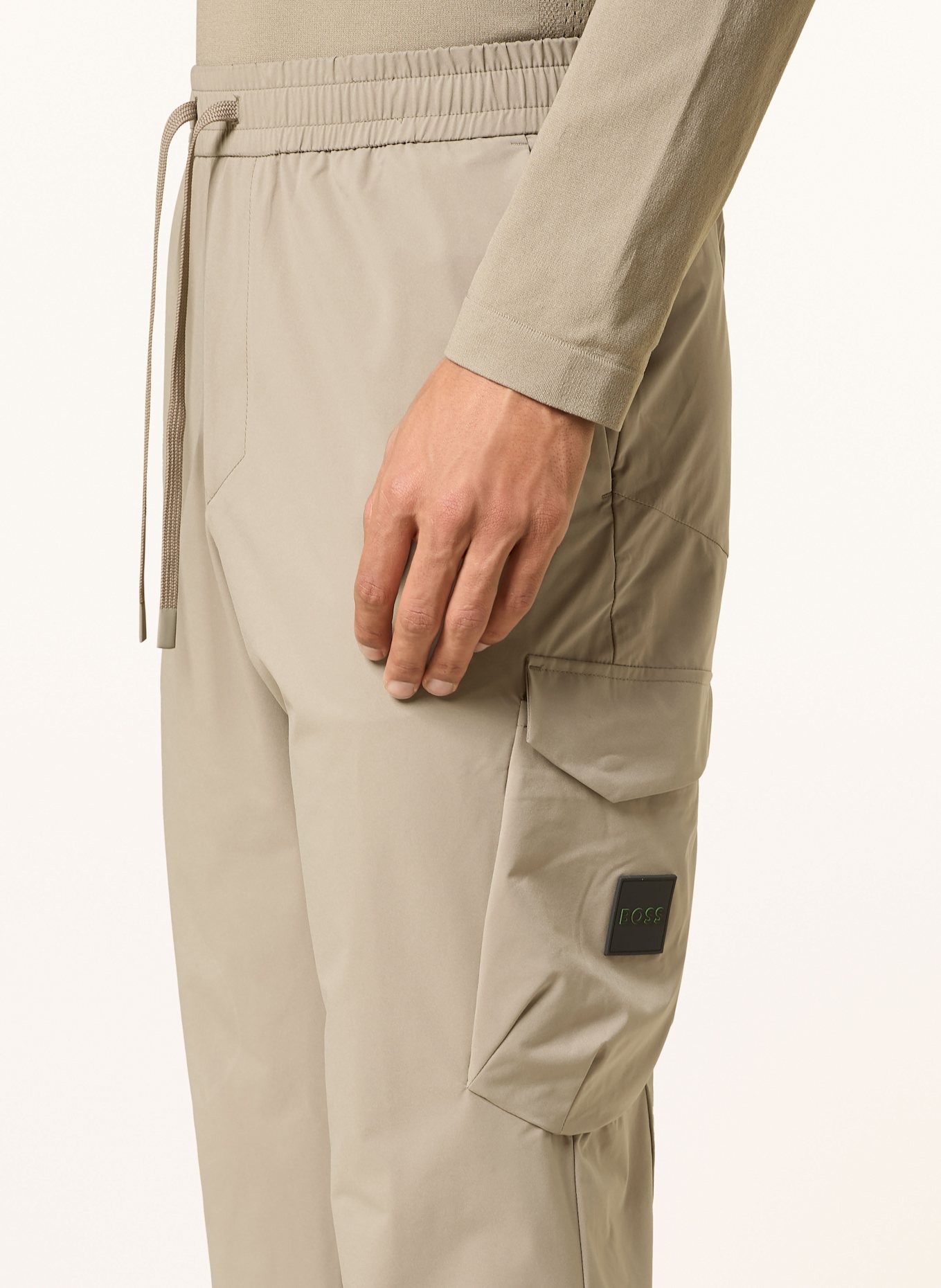 BOSS Cargo kalhoty v joggingovém stylu URBANEX Tapered Fit: KHAKI / ČERNOŠEDÁ