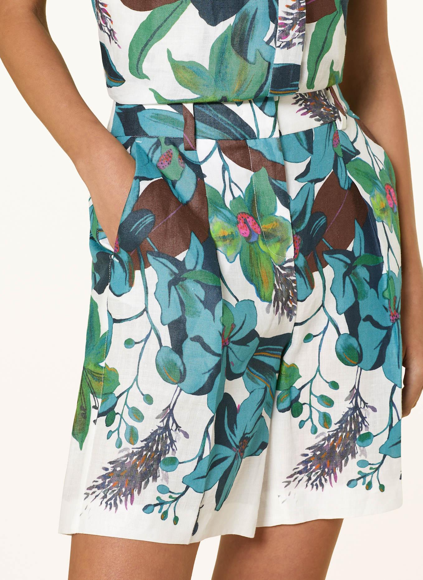 LUISA CERANO Shorts: WEISS / BLAU / FUCHSIA