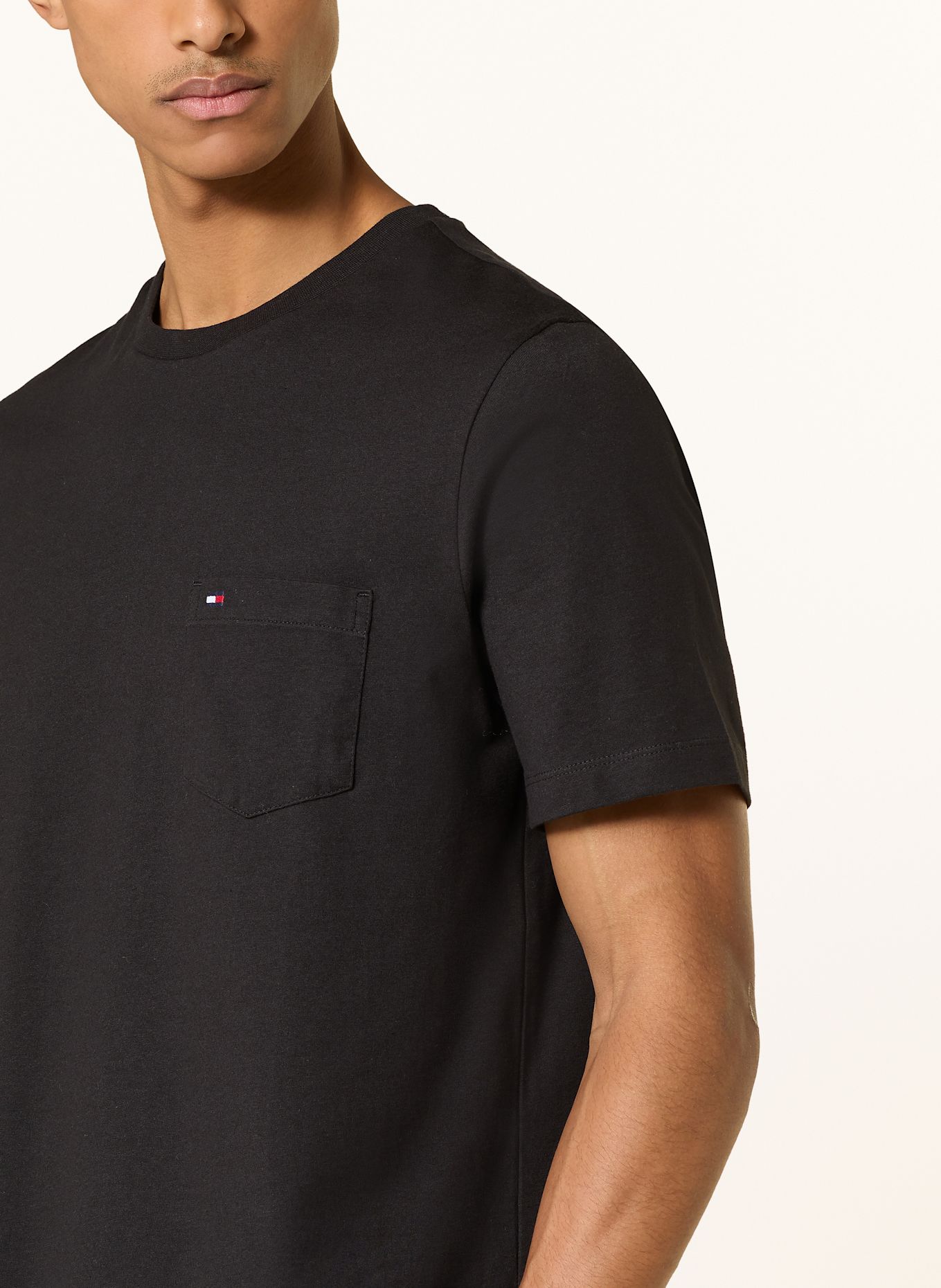 TOMMY HILFIGER T-Shirt: SCHWARZ