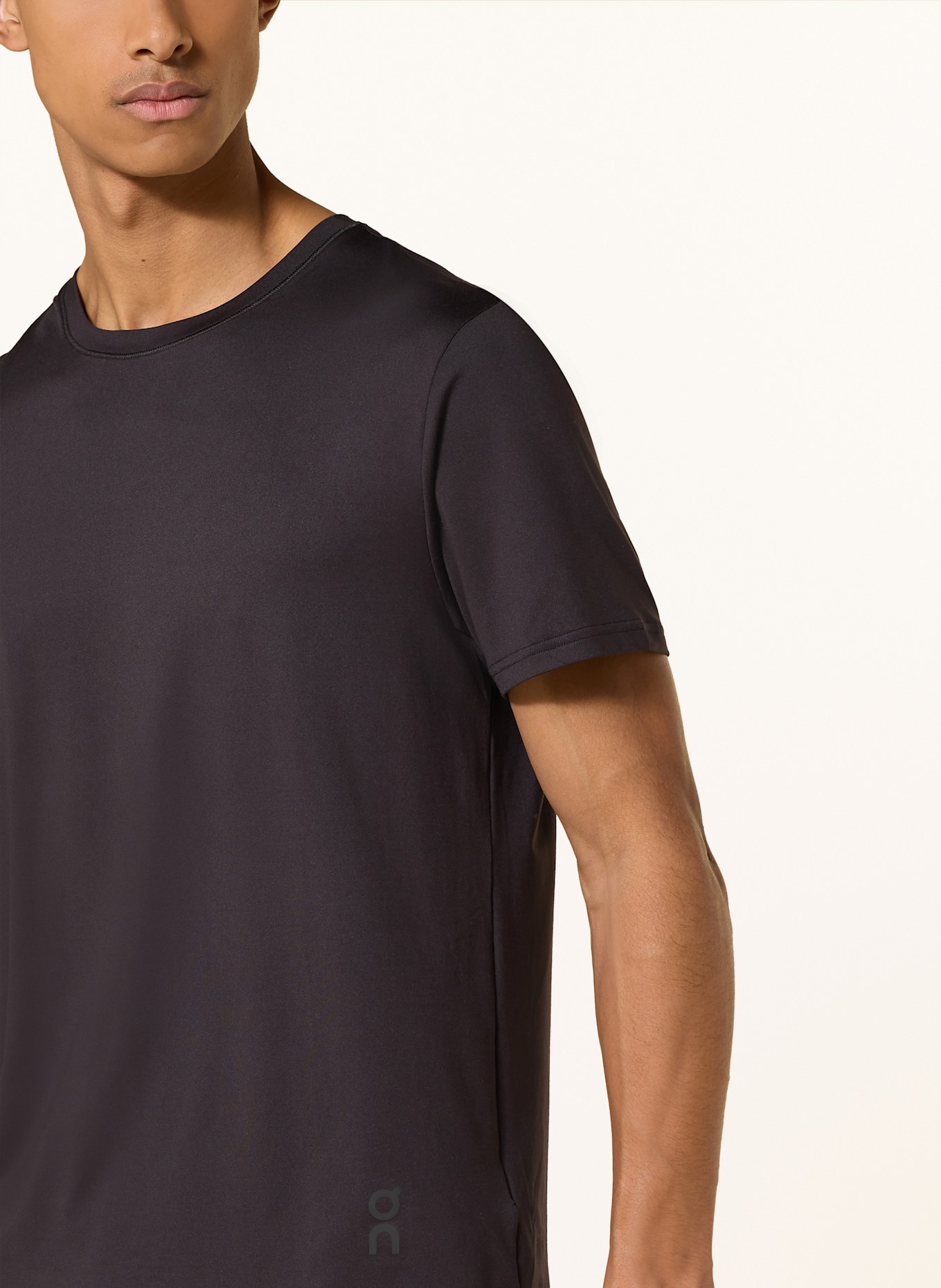 On T-Shirt STUDIO-T: SCHWARZ
