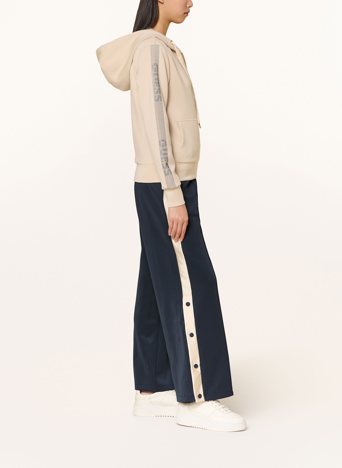 GUESS Sweatjacke mit Schmucksteinen: BEIGE