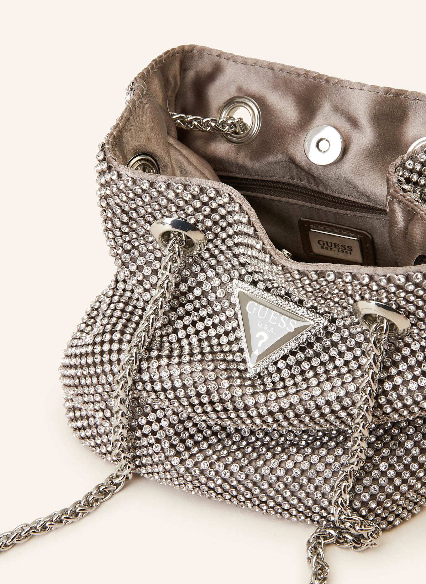 GUESS Handtasche ZALINA mit Schmucksteinen: SILBER