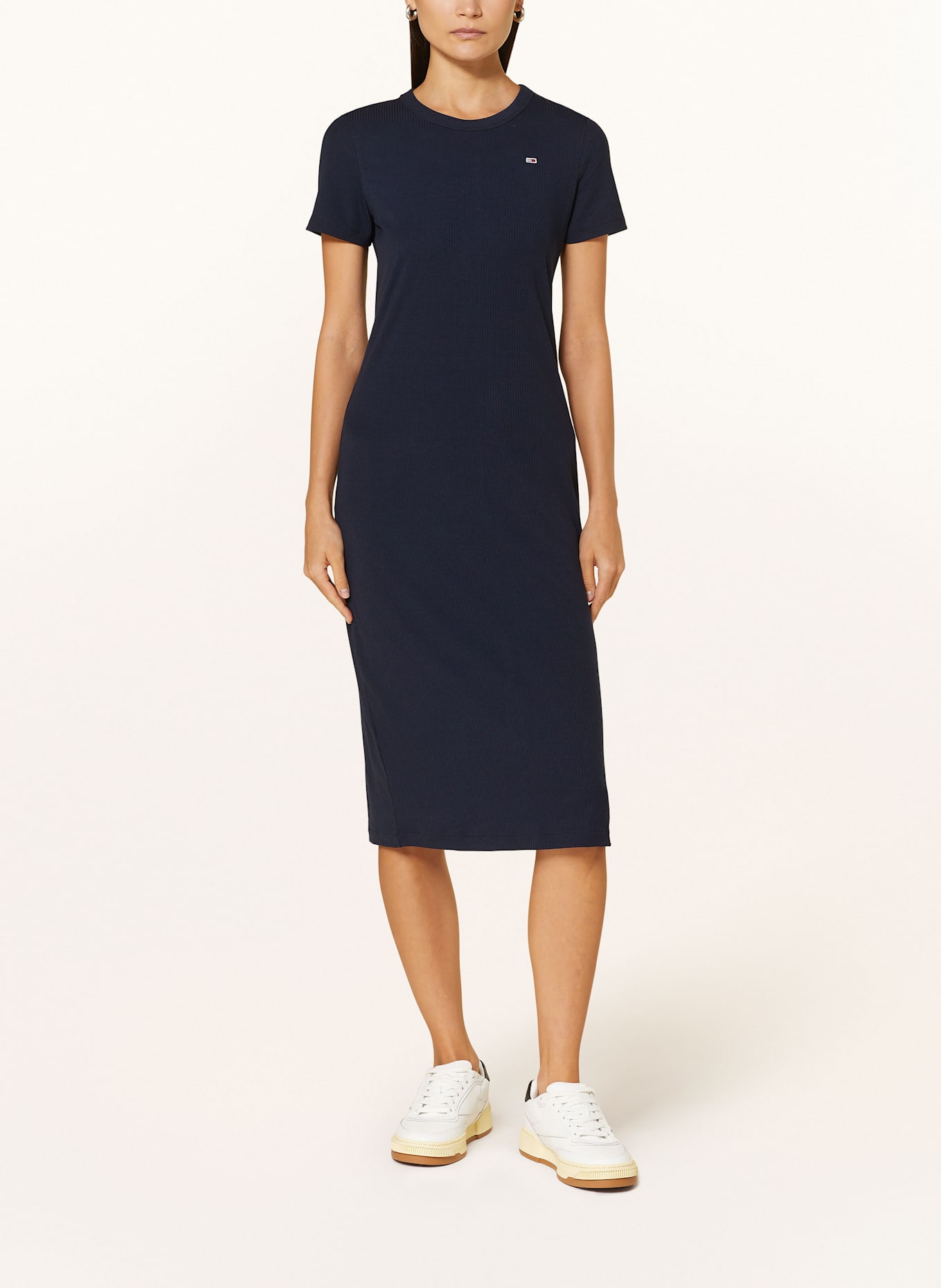 TOMMY JEANS Šaty: TMAVĚ MODRÁ