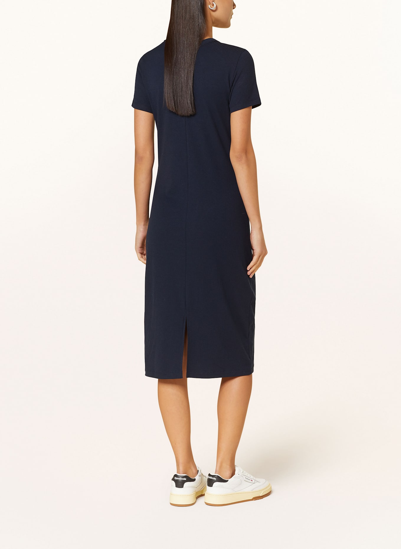 TOMMY JEANS Šaty: TMAVĚ MODRÁ