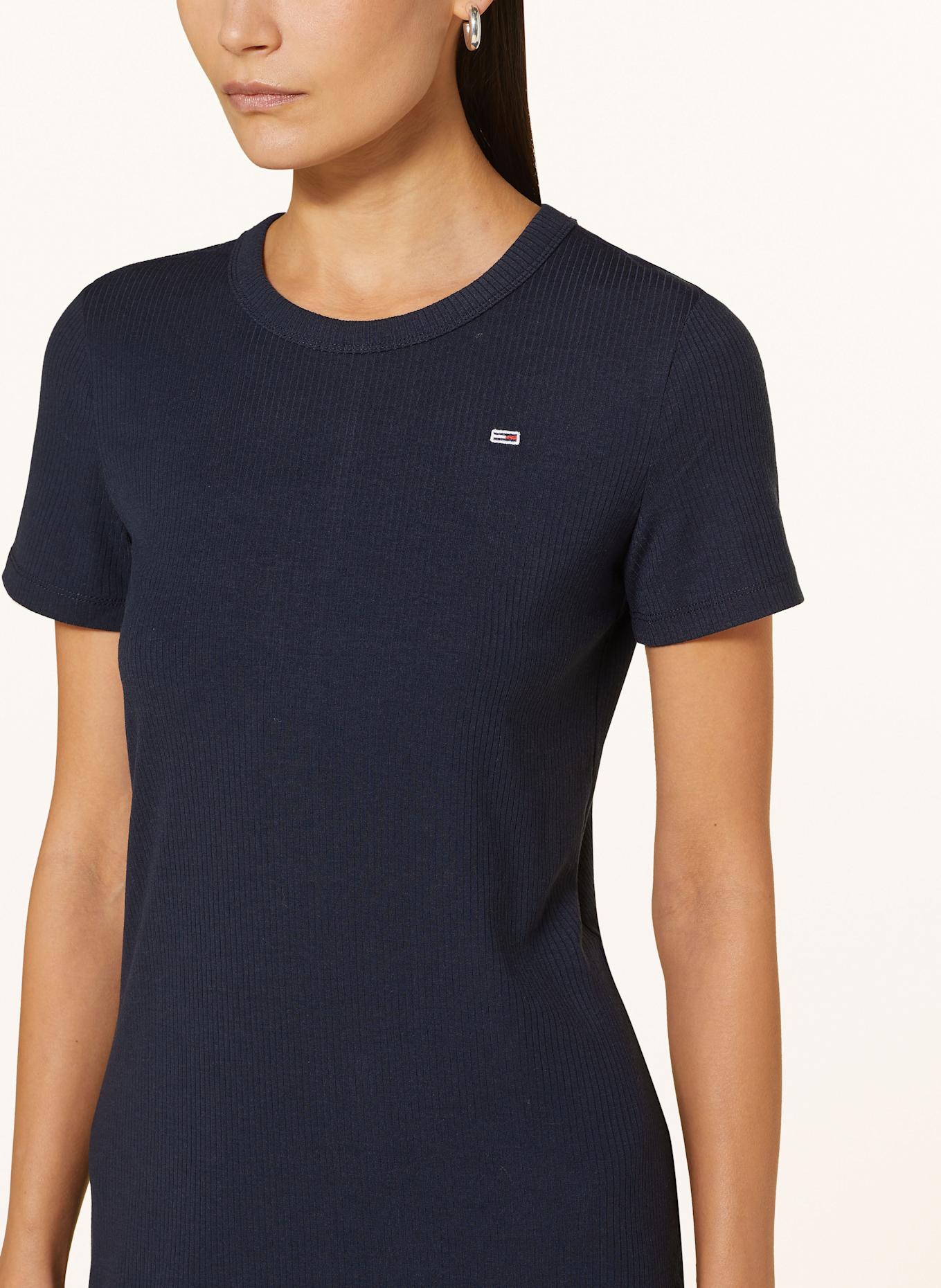 TOMMY JEANS Šaty: TMAVĚ MODRÁ