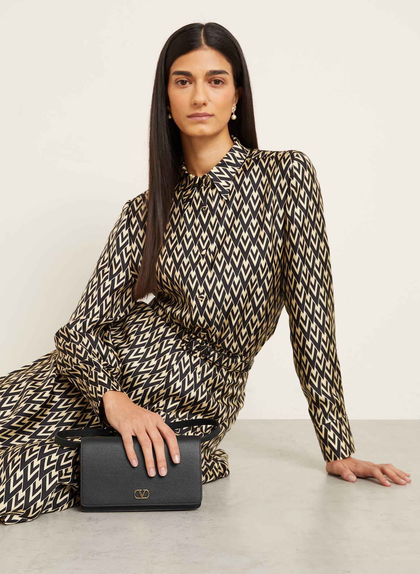 VALENTINO GARAVANI Geldbörse VLOGO SIGNATURE zum Umhängen: SCHWARZ