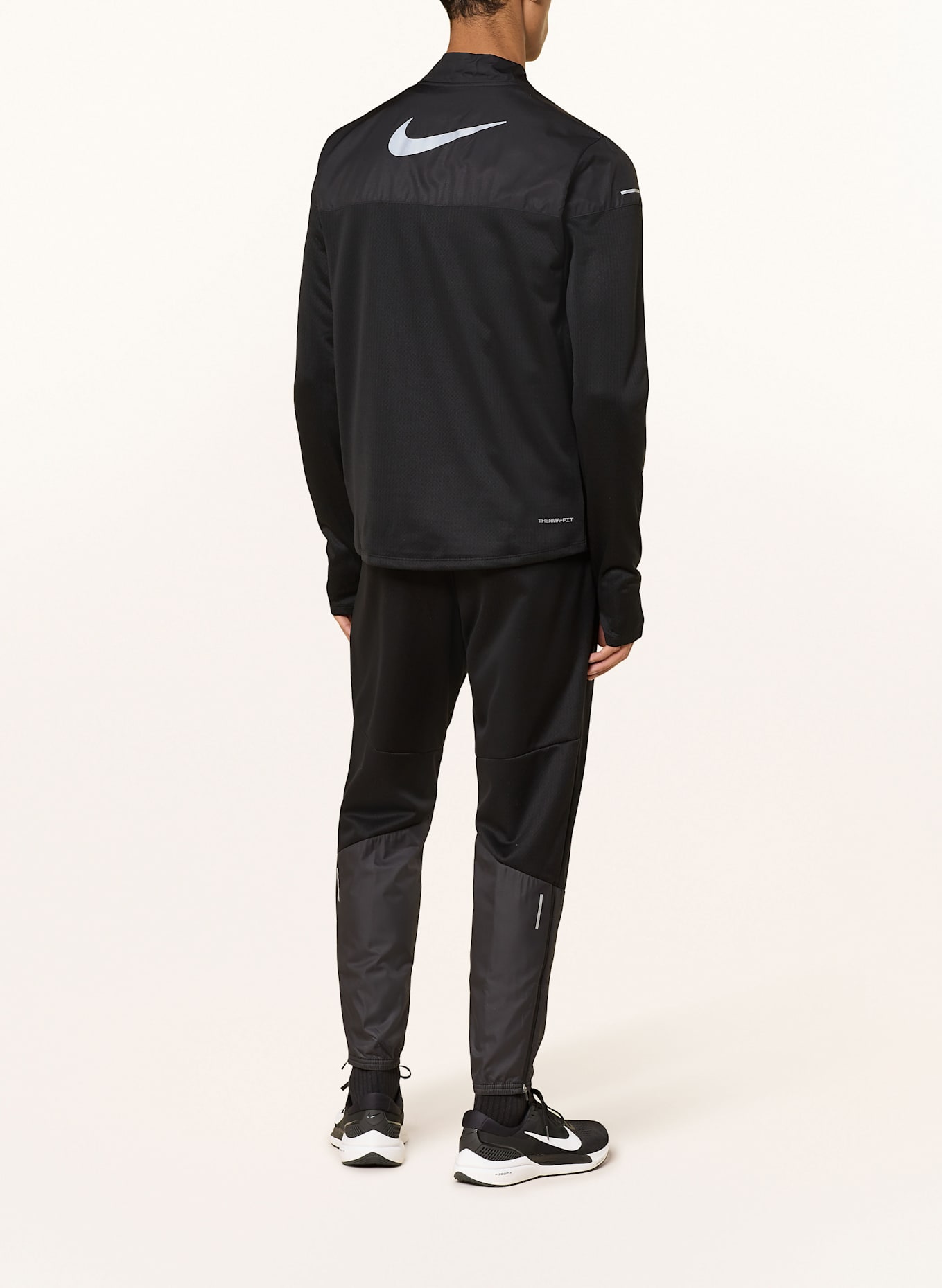 Nike Běžecké tričko SPHERE: ČERNÁ