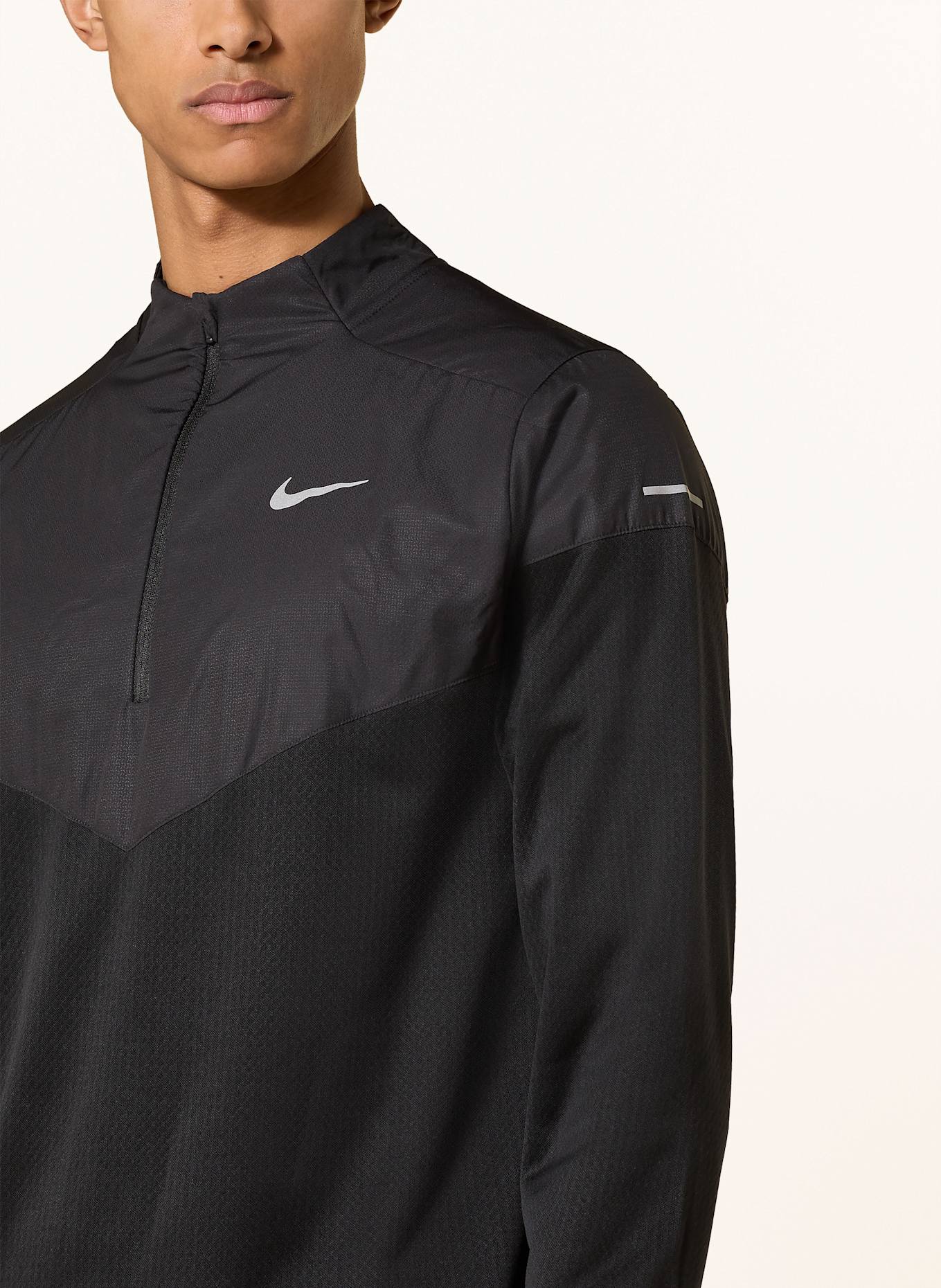 Nike Běžecké tričko SPHERE: ČERNÁ