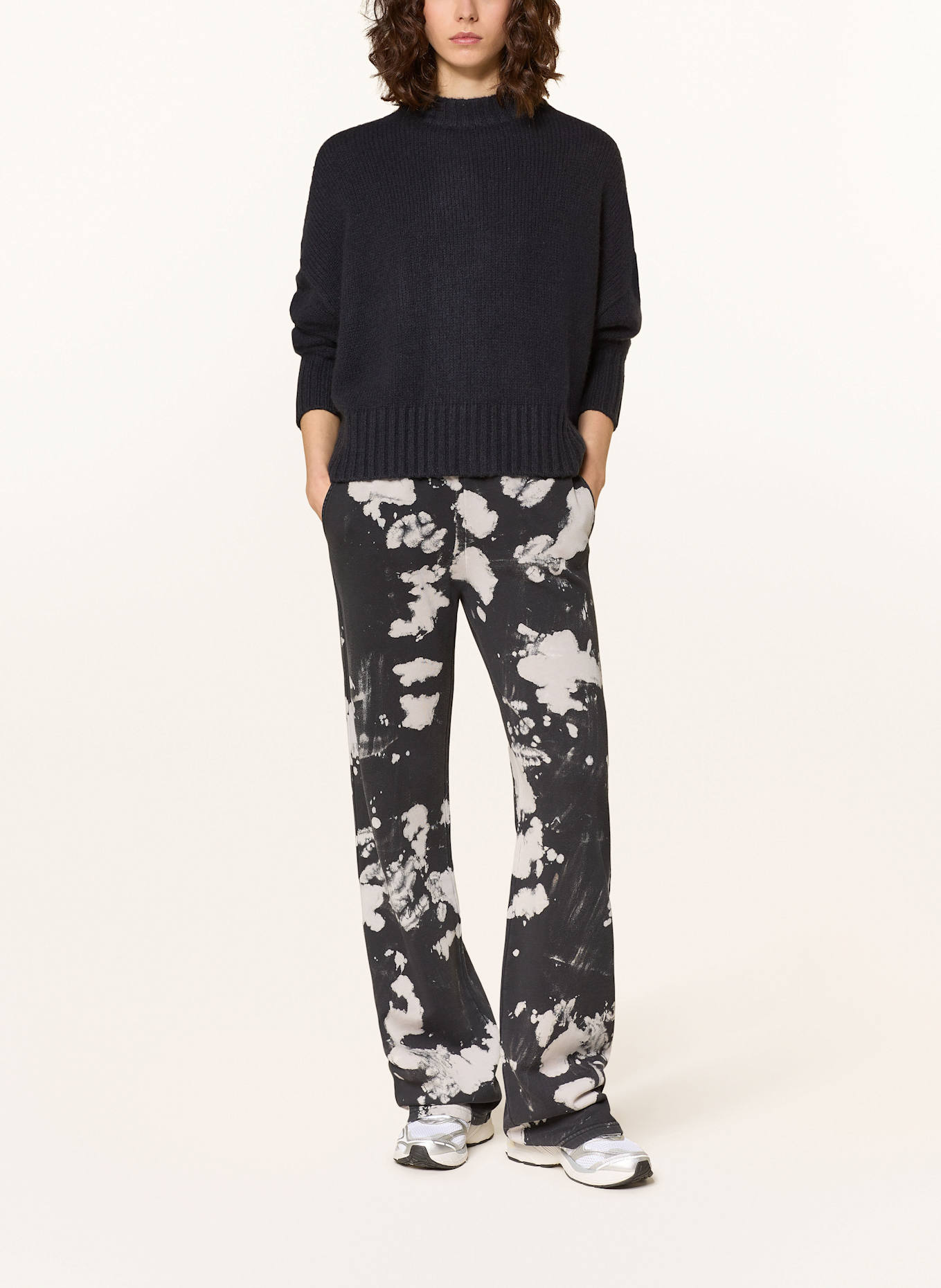 Juvia Tepláky ELNA: ČERNÁ / ČERNOŠEDÁ