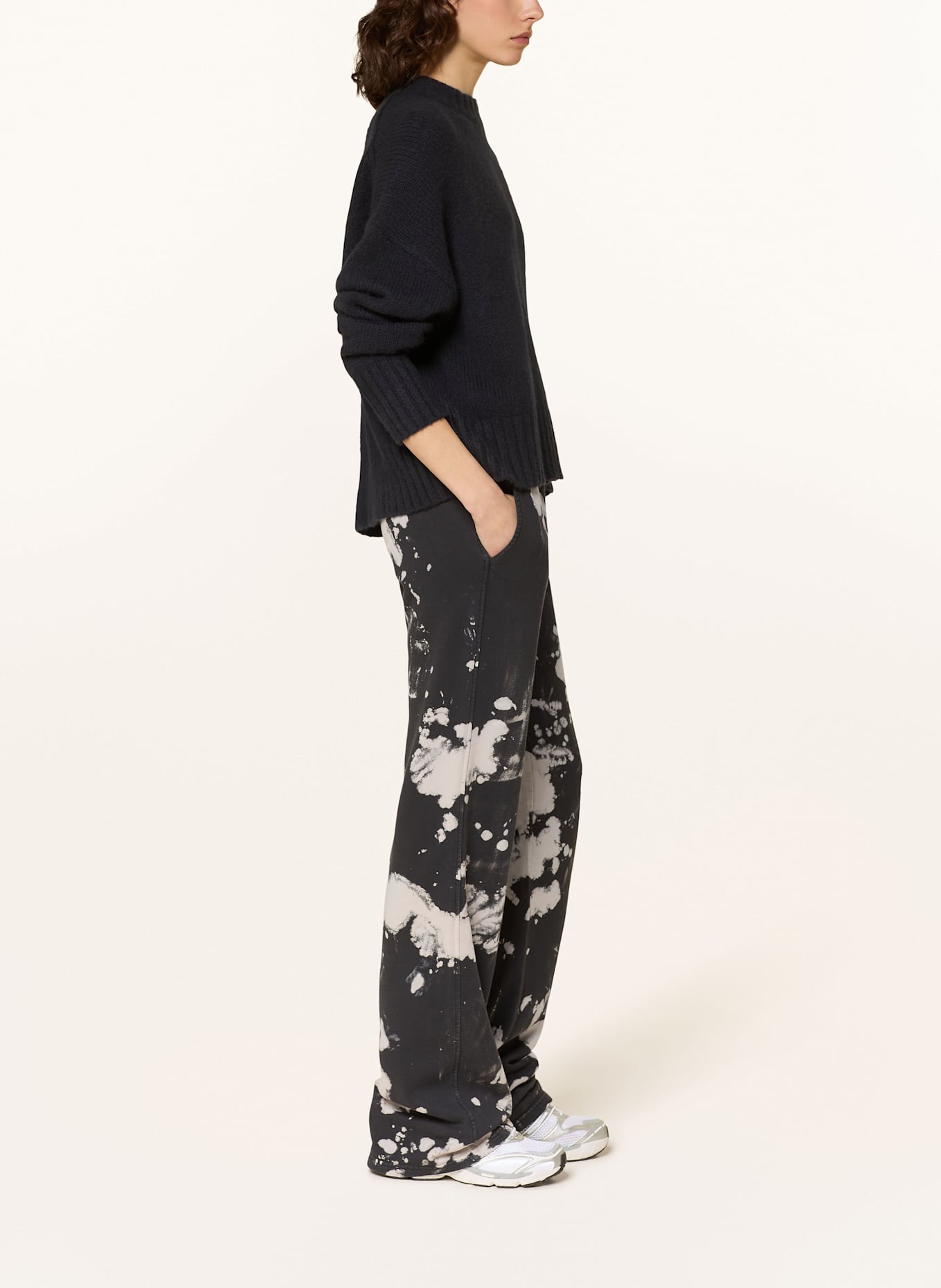 Juvia Tepláky ELNA: ČERNÁ / ČERNOŠEDÁ