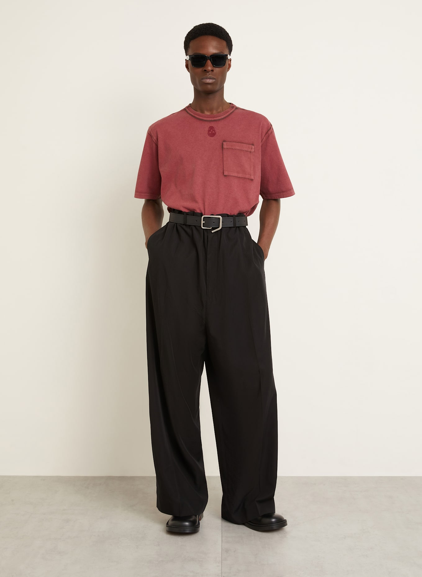 McQUEEN T-Shirt: DUNKELROT/ BRAUN