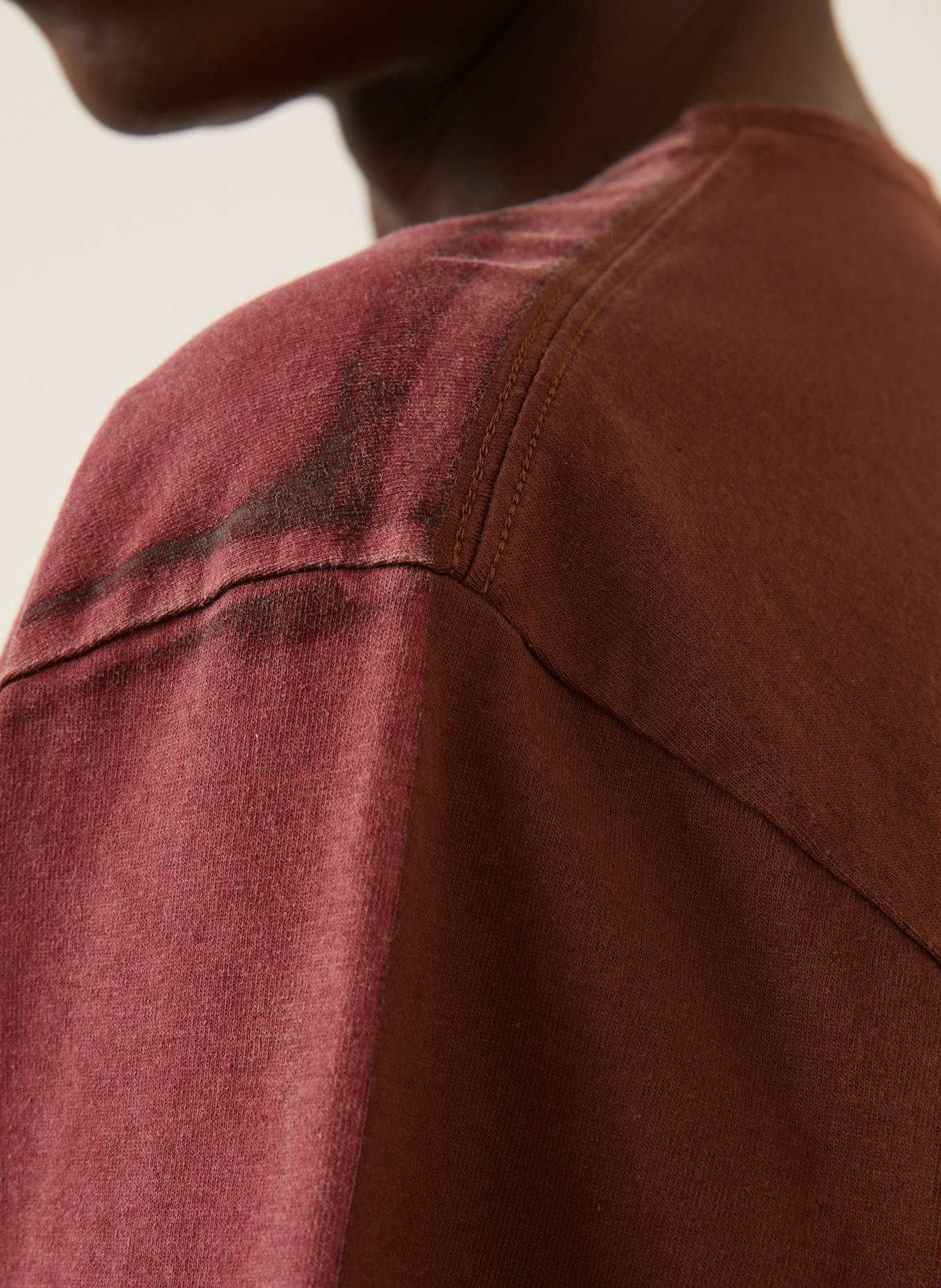 McQUEEN T-Shirt: DUNKELROT/ BRAUN