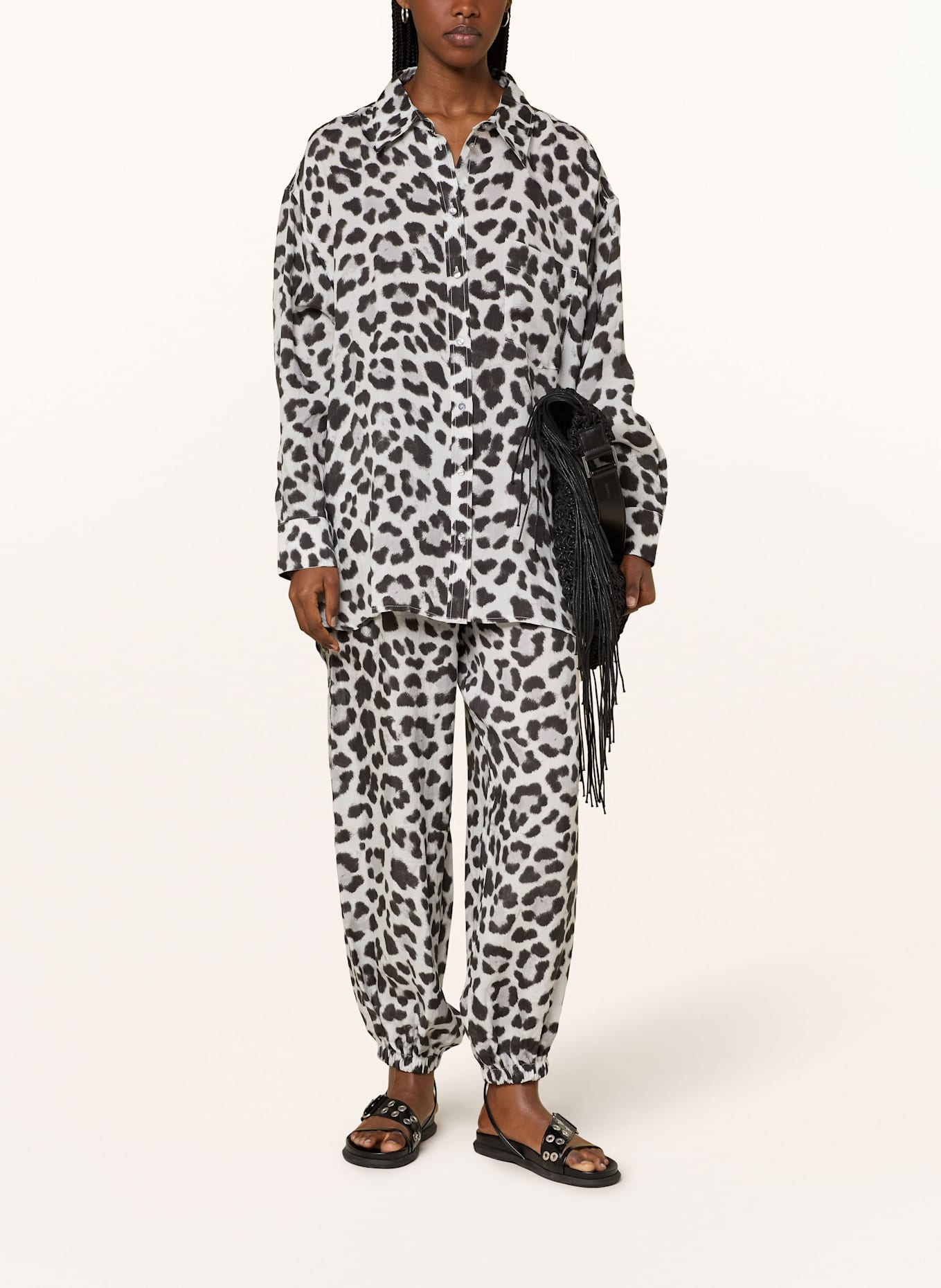 Grace Hemdbluse aus Satin: GRAU / DUNKELGRAU