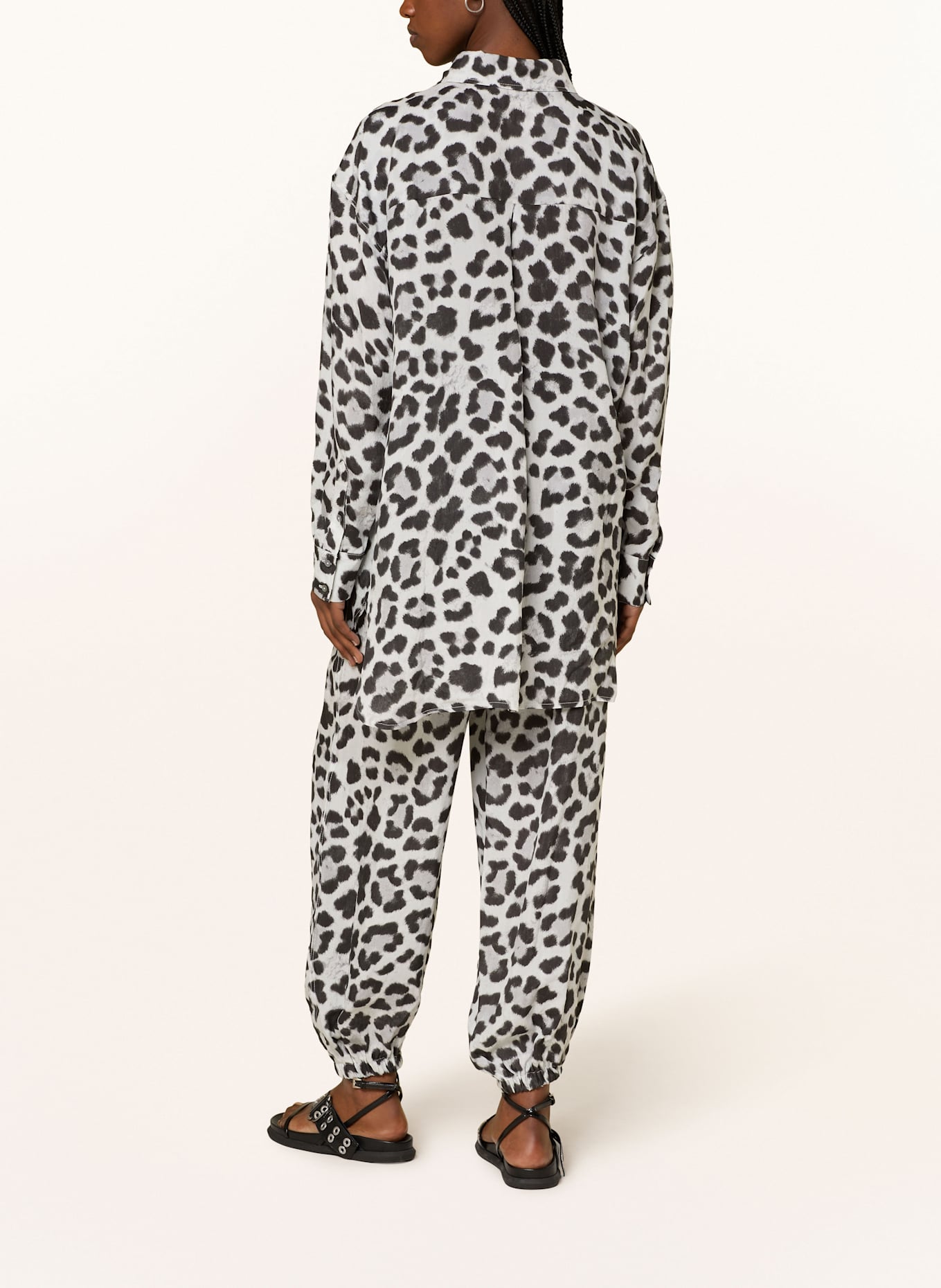 Grace Hemdbluse aus Satin: GRAU / DUNKELGRAU