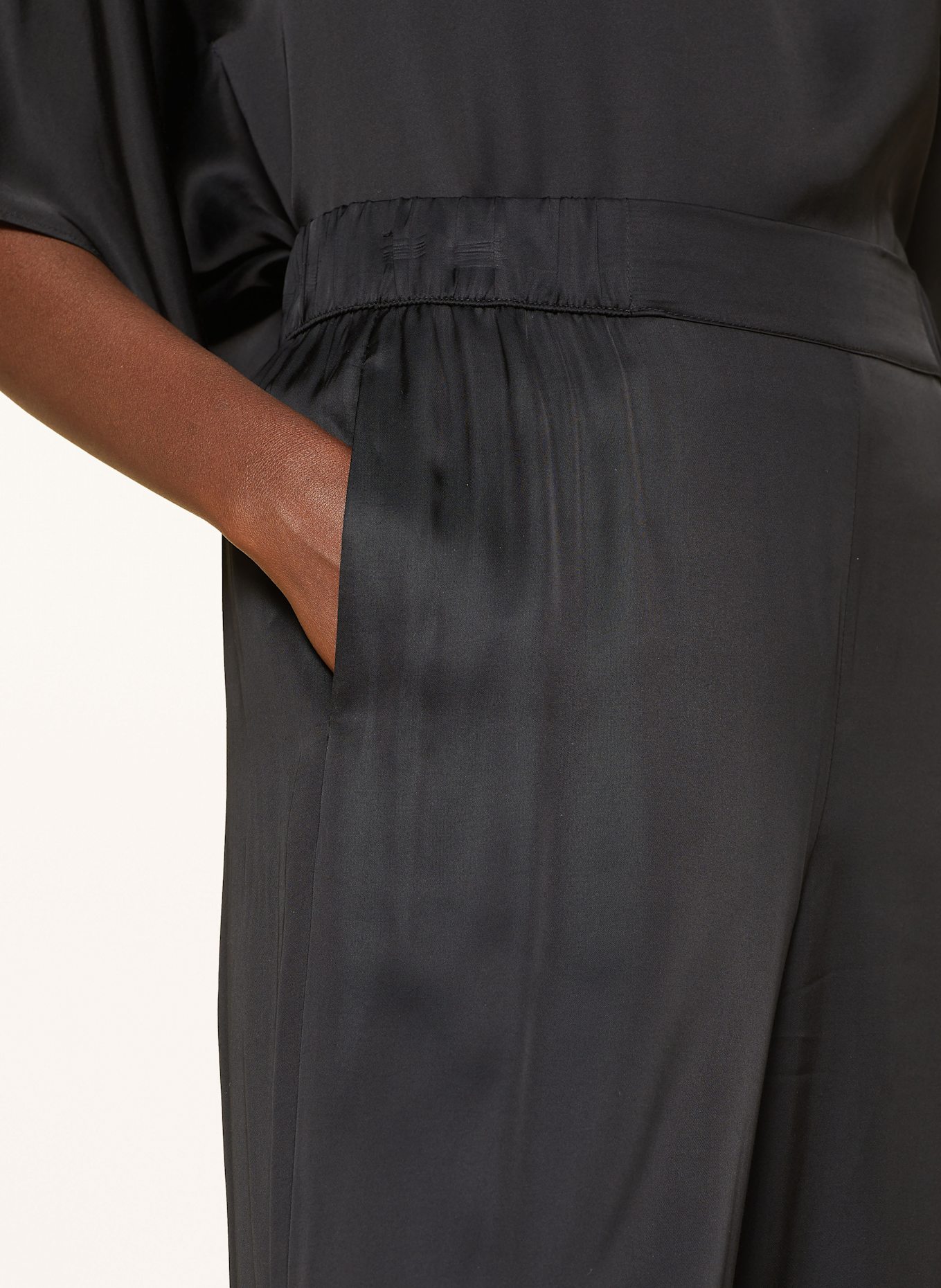 s.Oliver BLACK LABEL Marlenehose aus Satin: SCHWARZ