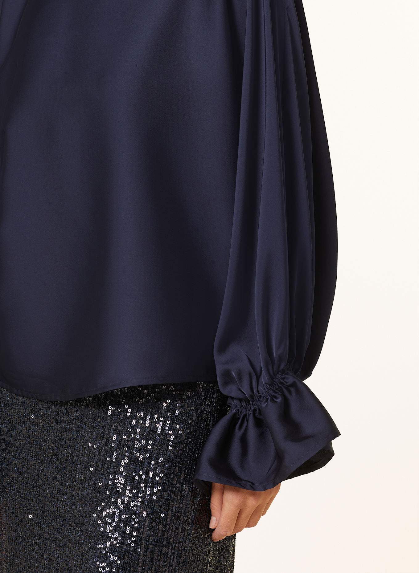 V by Vera Mont Blusenshirt aus Satin mit Volants: DUNKELBLAU