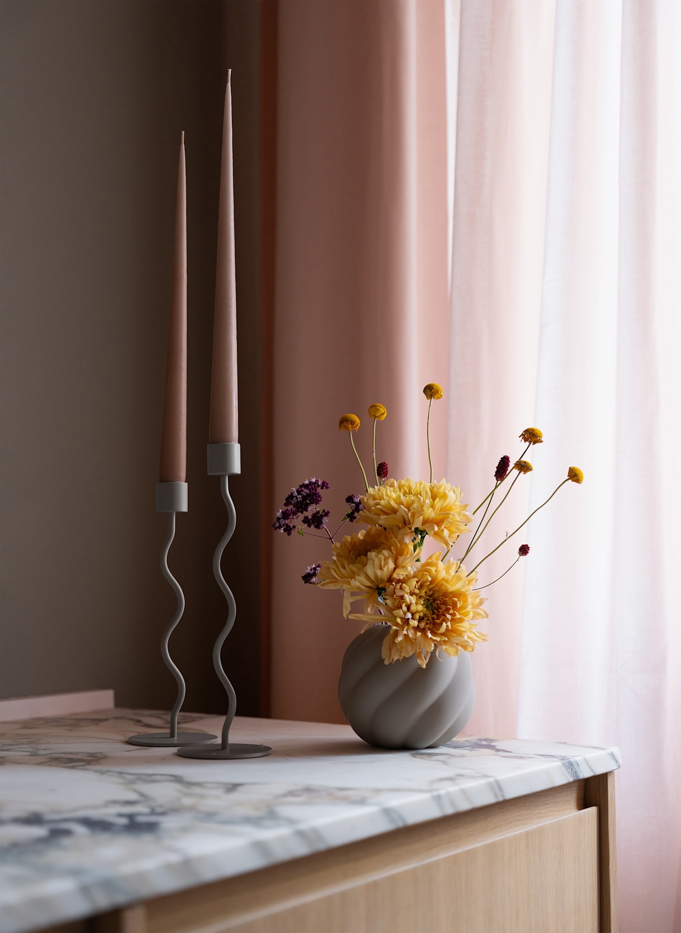 COOEE Design Svícen CURVED: ČERNOŠEDÁ