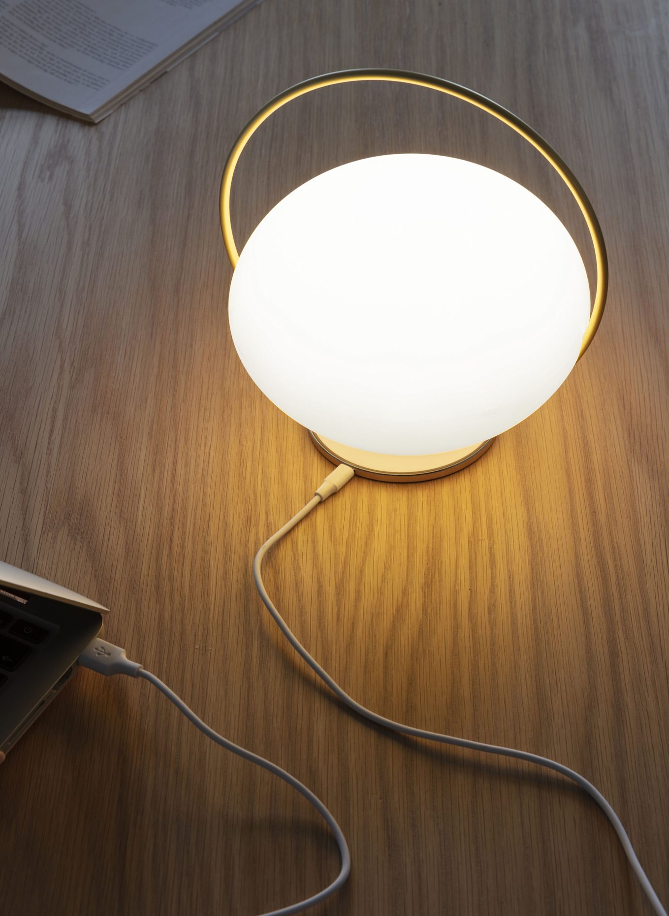 UMAGE Tischleuchte ORBIT: WEISS / GOLD