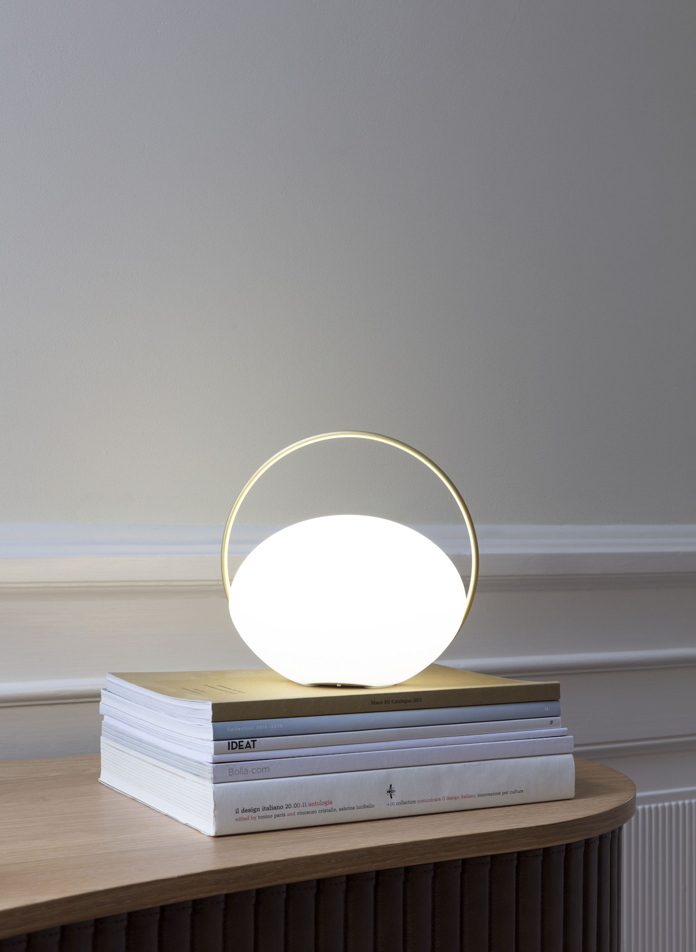 UMAGE Tischleuchte ORBIT: WEISS / GOLD