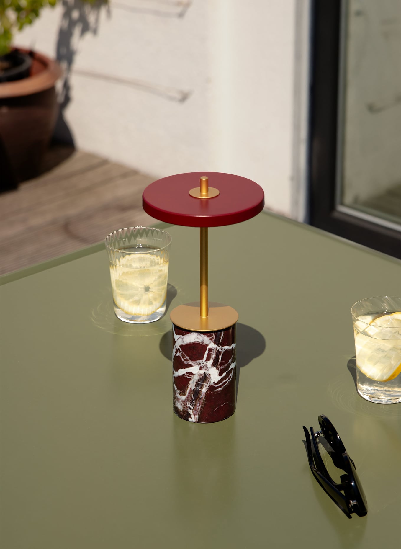 UMAGE Tischleuchte ASTERIA MOVE MINI: DUNKELROT / GOLD