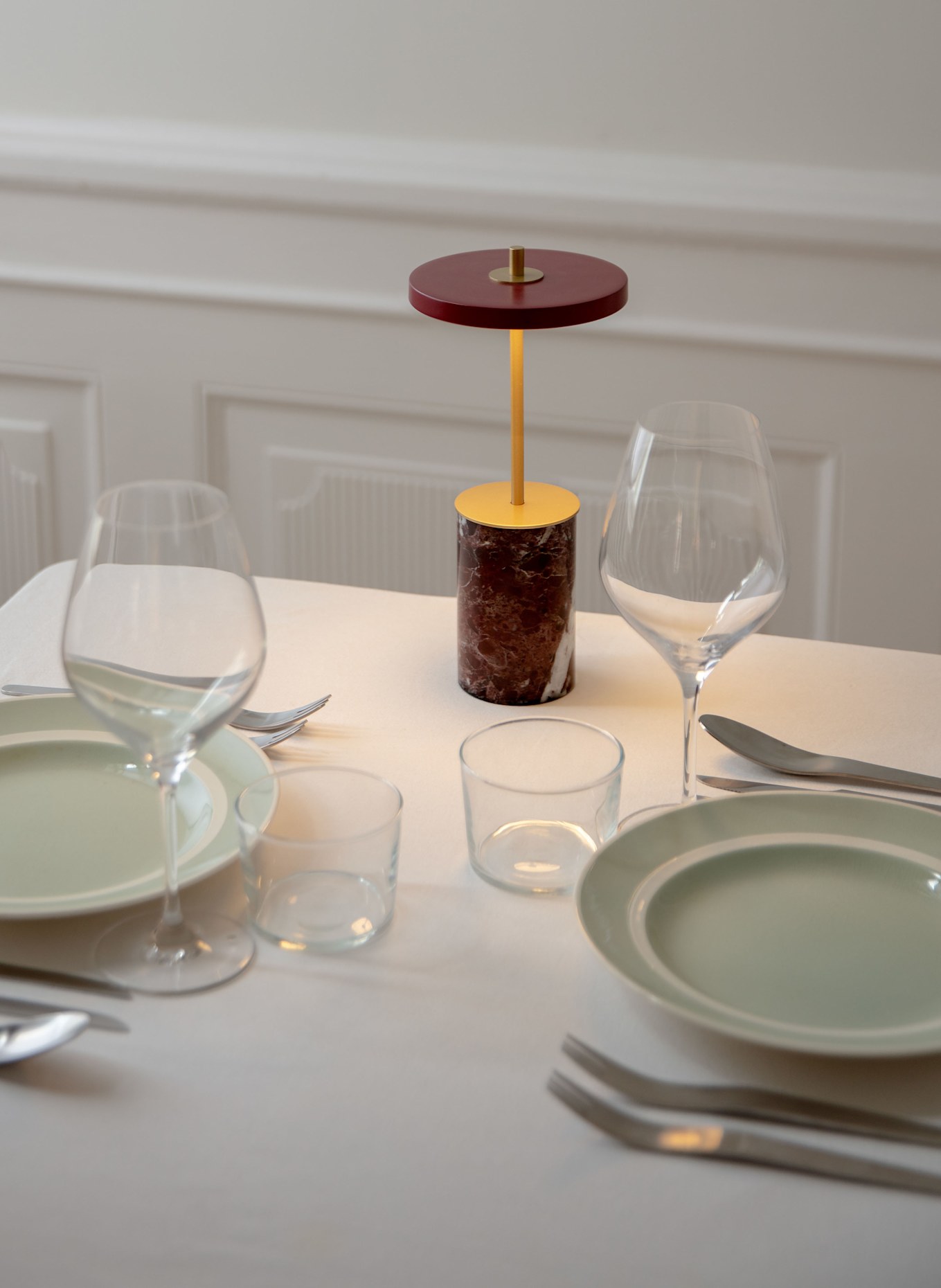 UMAGE Tischleuchte ASTERIA MOVE MINI: DUNKELROT / GOLD