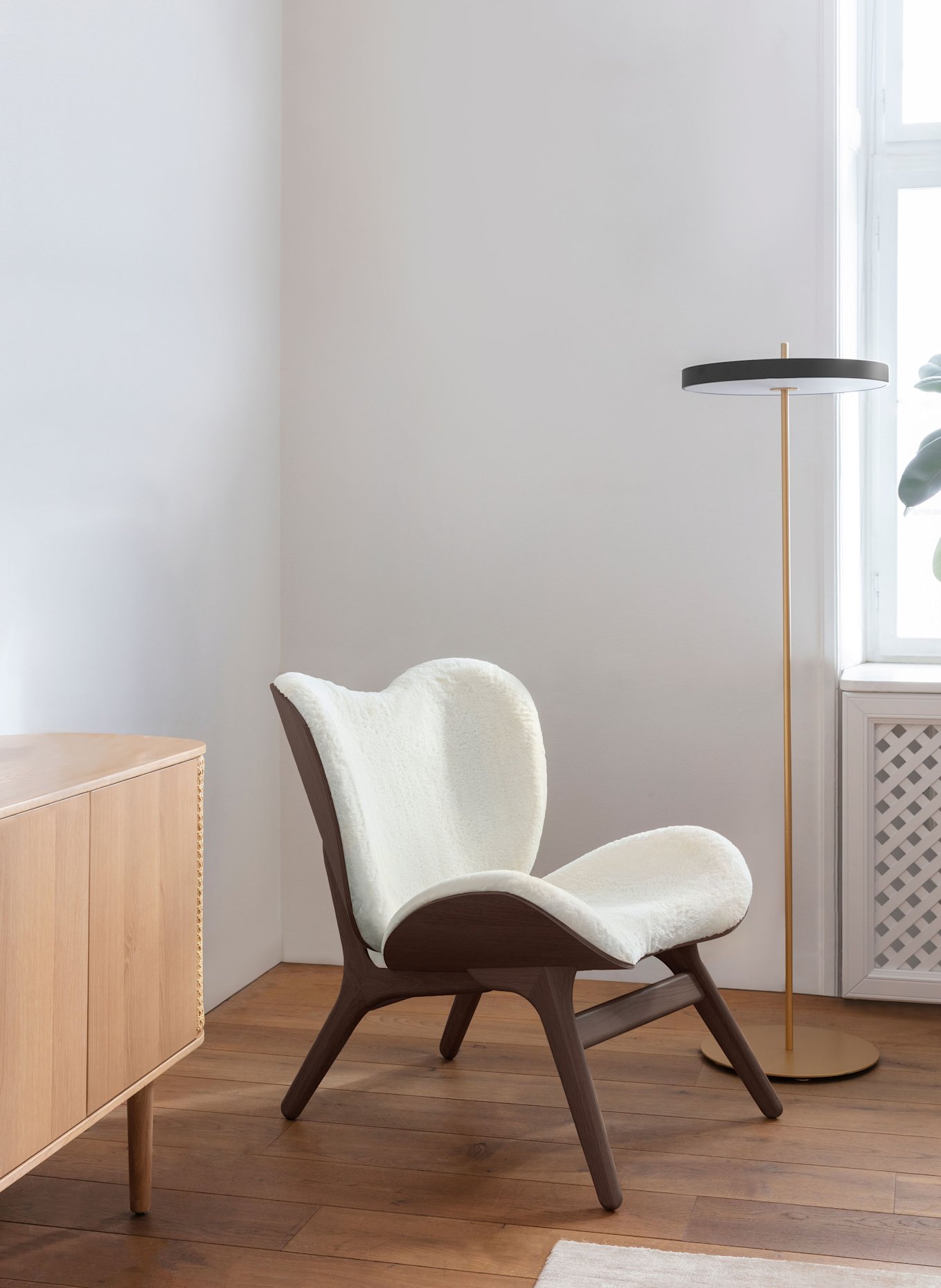 UMAGE Stehleuchte ASTERIA: SCHWARZ