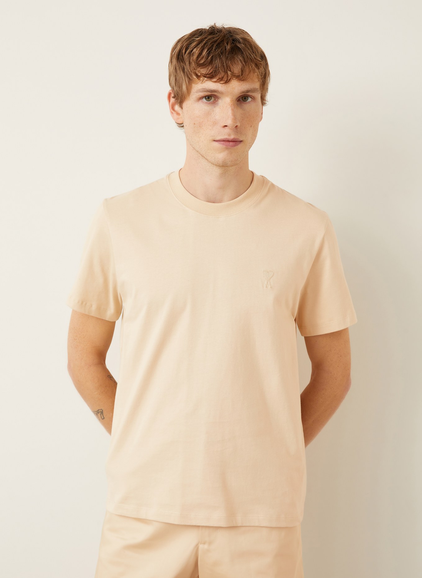 AMI PARIS Tričko: TMAVĚ ŽLUTÁ