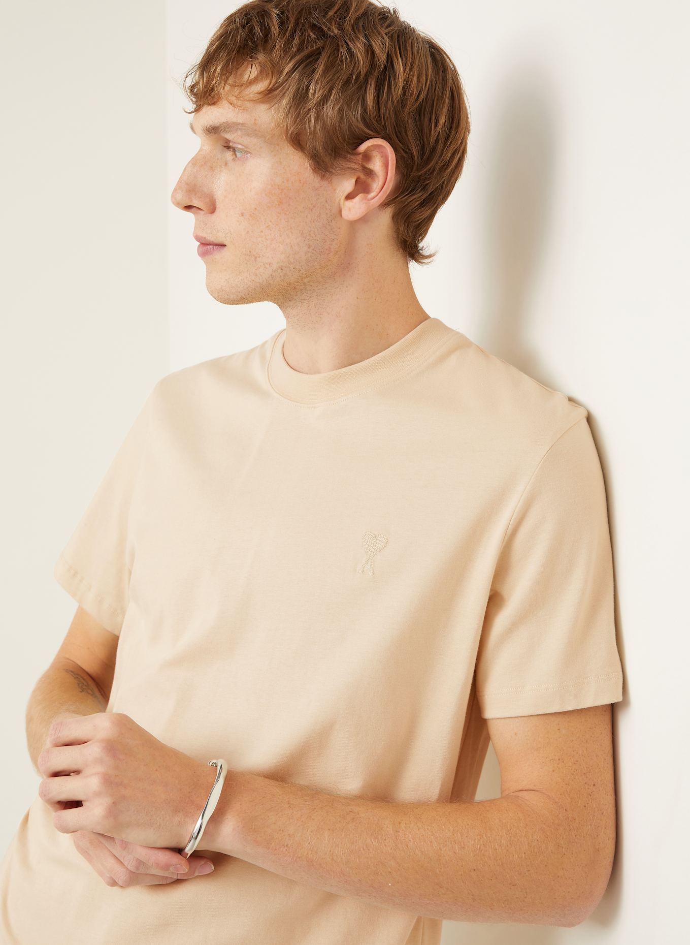 AMI PARIS Tričko: TMAVĚ ŽLUTÁ