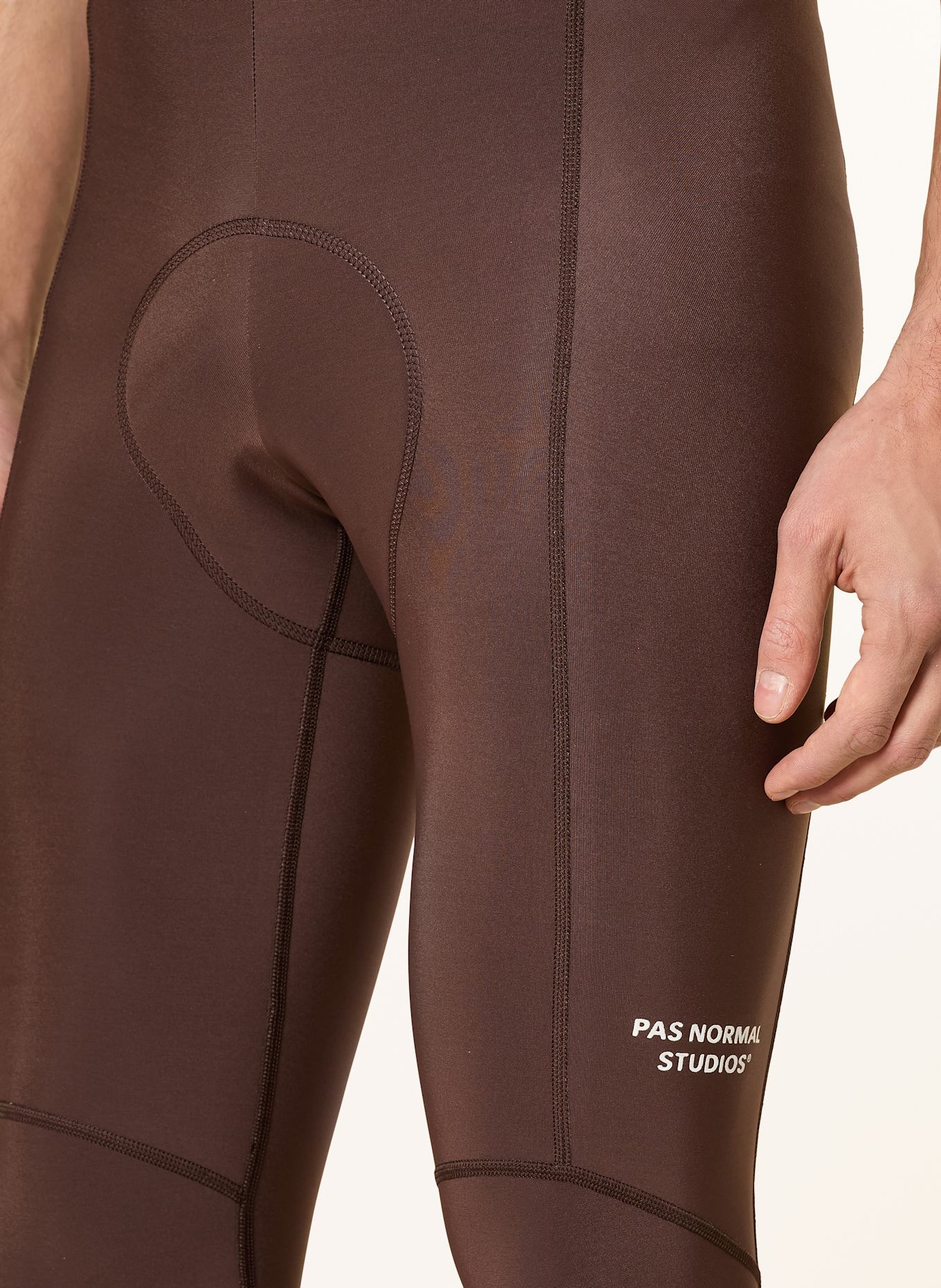 PAS NORMAL STUDIOS Radhose ESSENTIAL THERMAL mit Trägern und gepolstertem Einsatz: BRAUN