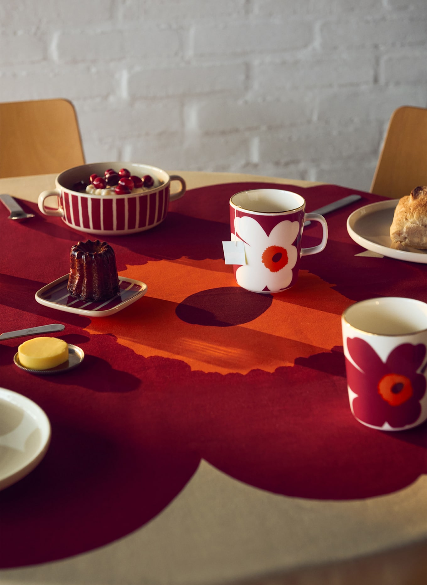 marimekko 2er-Set Henkelbecher OIVA: WEISS / DUNKELROT