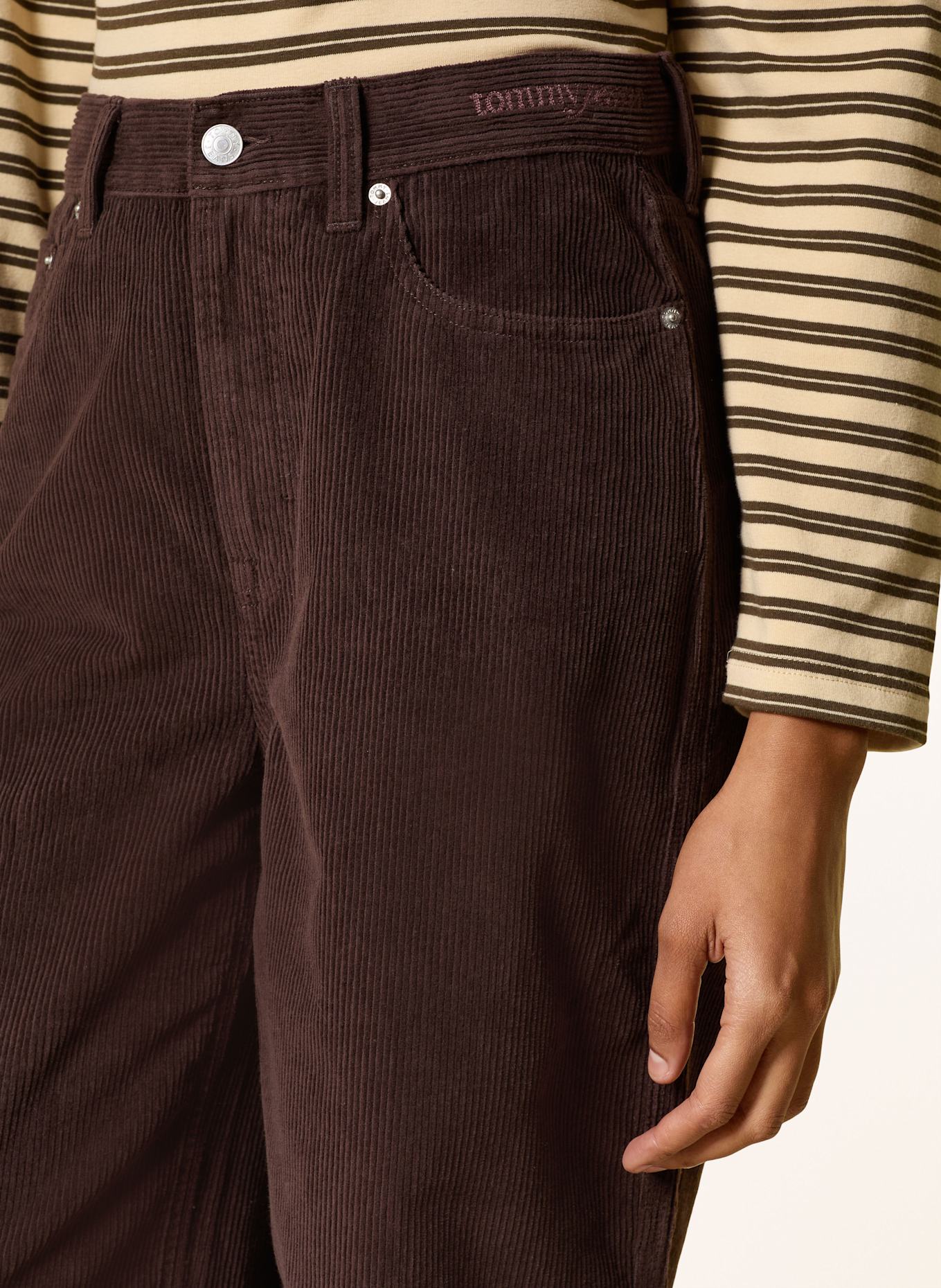 TOMMY JEANS Cordhose CLAIRE: DUNKELBRAUN