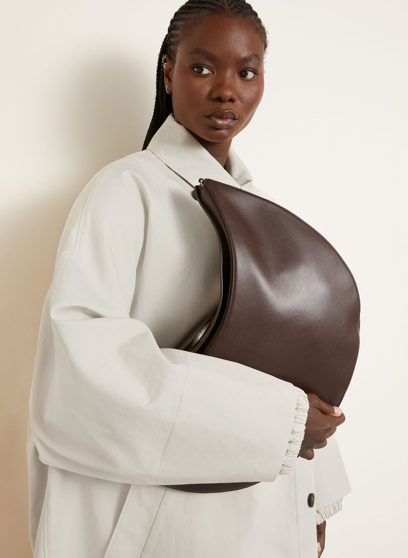 JACQUEMUS Schultertasche LE CALISSO ROND: DUNKELBRAUN