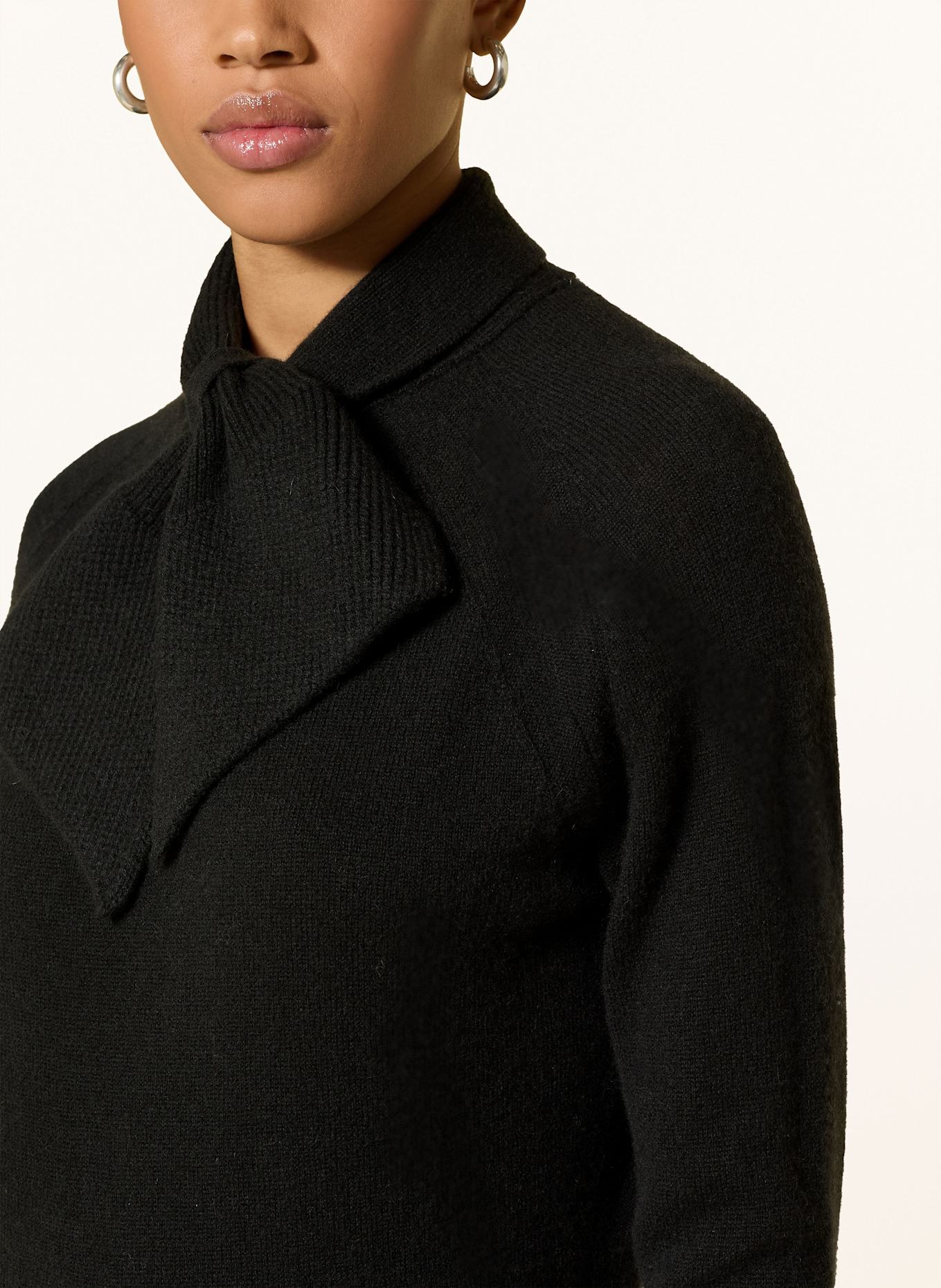 ESSENTIEL ANTWERP Pull en cachemire INVITED avec col lavallière: NOIR