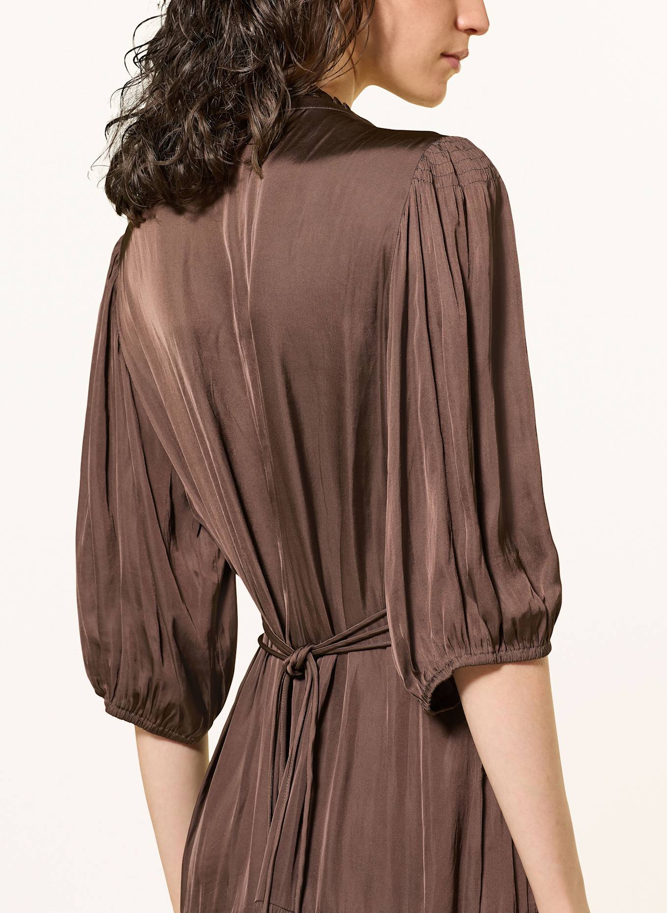 ba&sh Satinkleid CLELI mit Rüschen: BRAUN