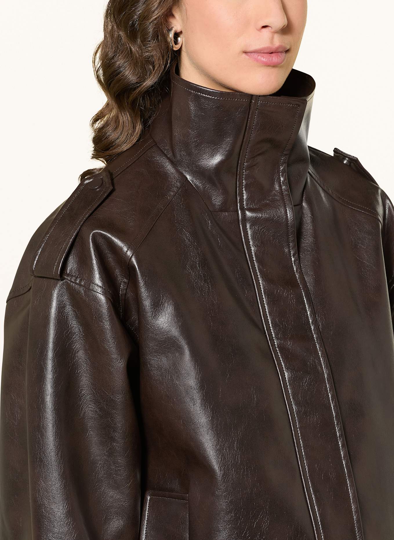 MRS & HUGS Bunda v koženém vzhledu: TMAVĚ HNĚDÁ