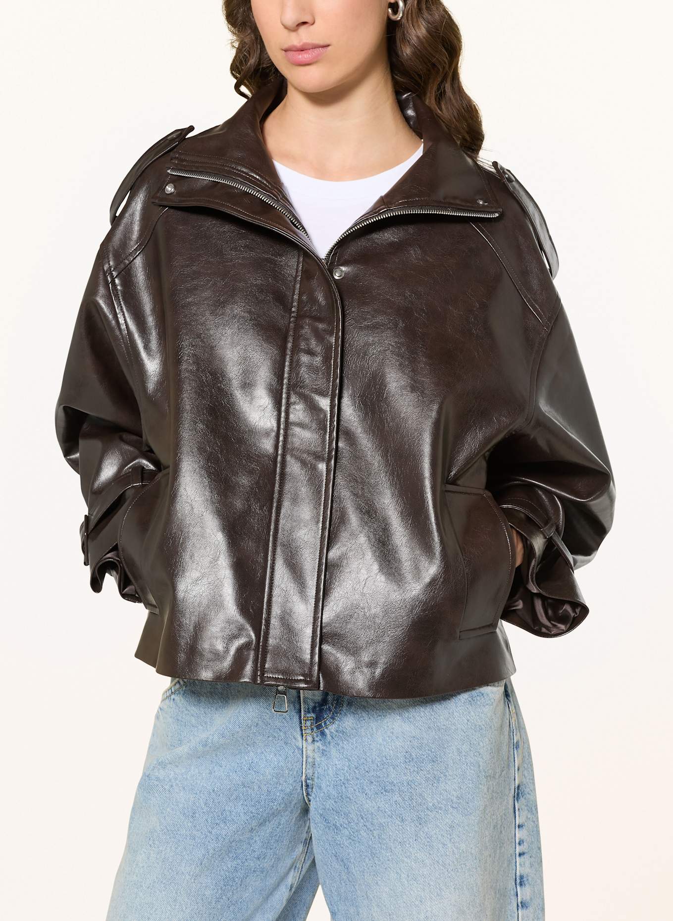 MRS & HUGS Bunda v koženém vzhledu: TMAVĚ HNĚDÁ